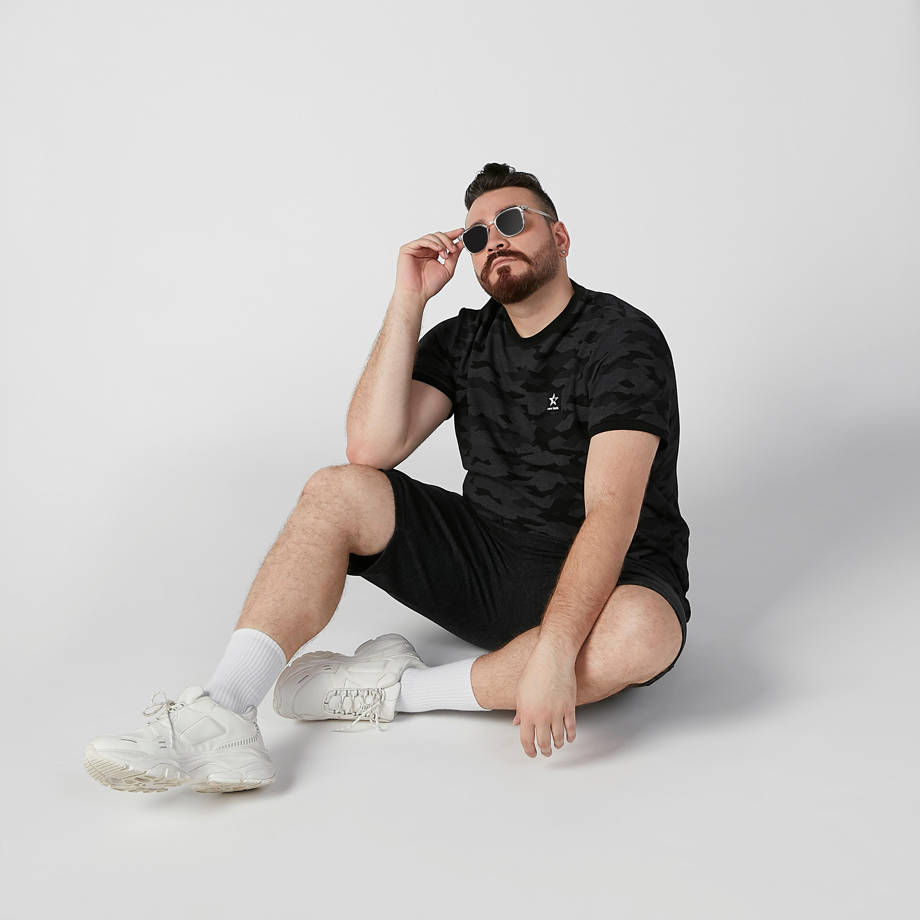 شورت سادة بخصر مطاطي وجيوب-men-clothing-bottoms-shorts-image-1