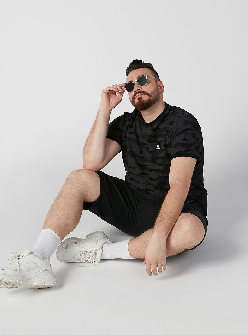 شورت سادة بخصر مطاطي وجيوب-men-clothing-bottoms-shorts-image-1