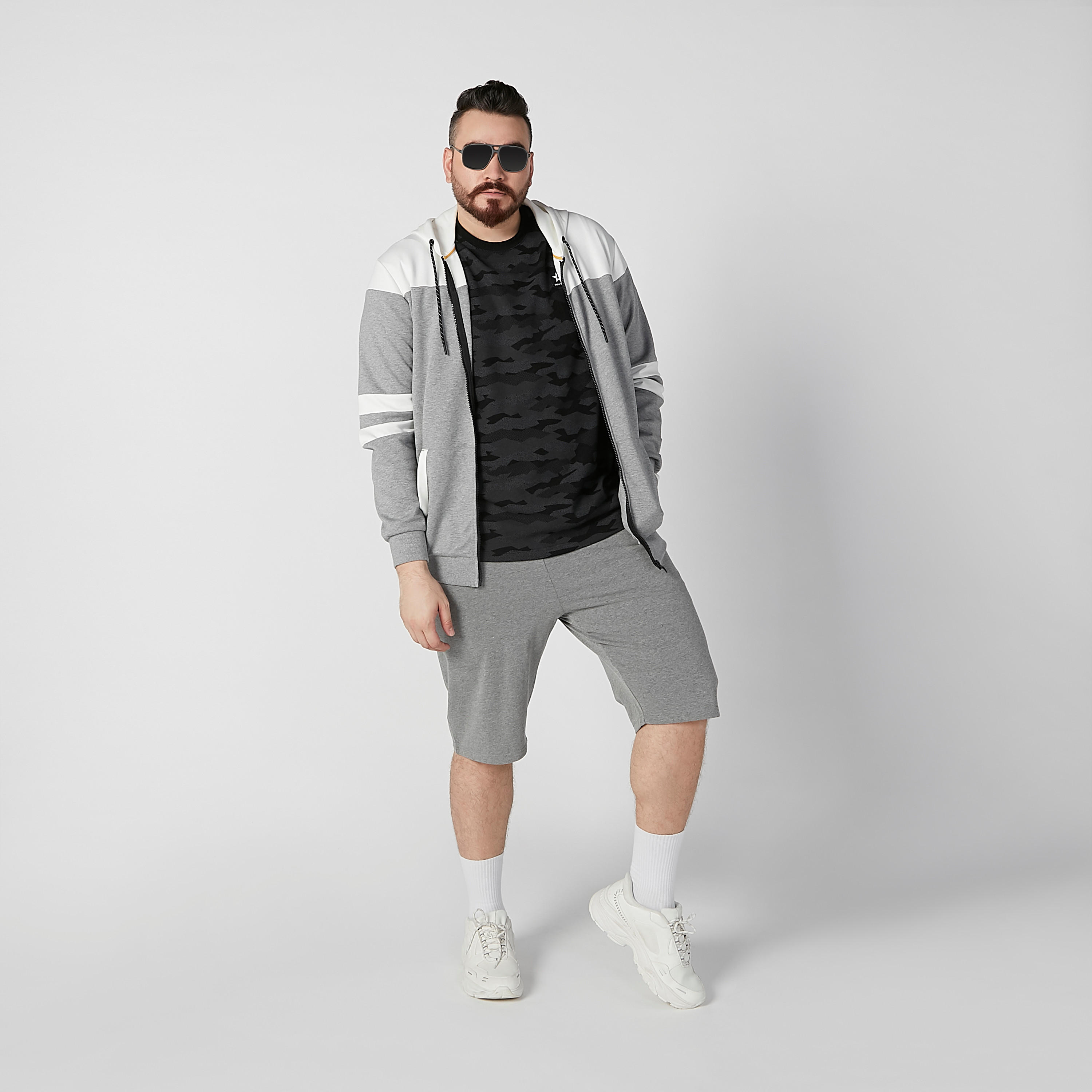 شورت سادة بخصر مطاطي وجيوب-men-clothing-bottoms-shorts-image-1