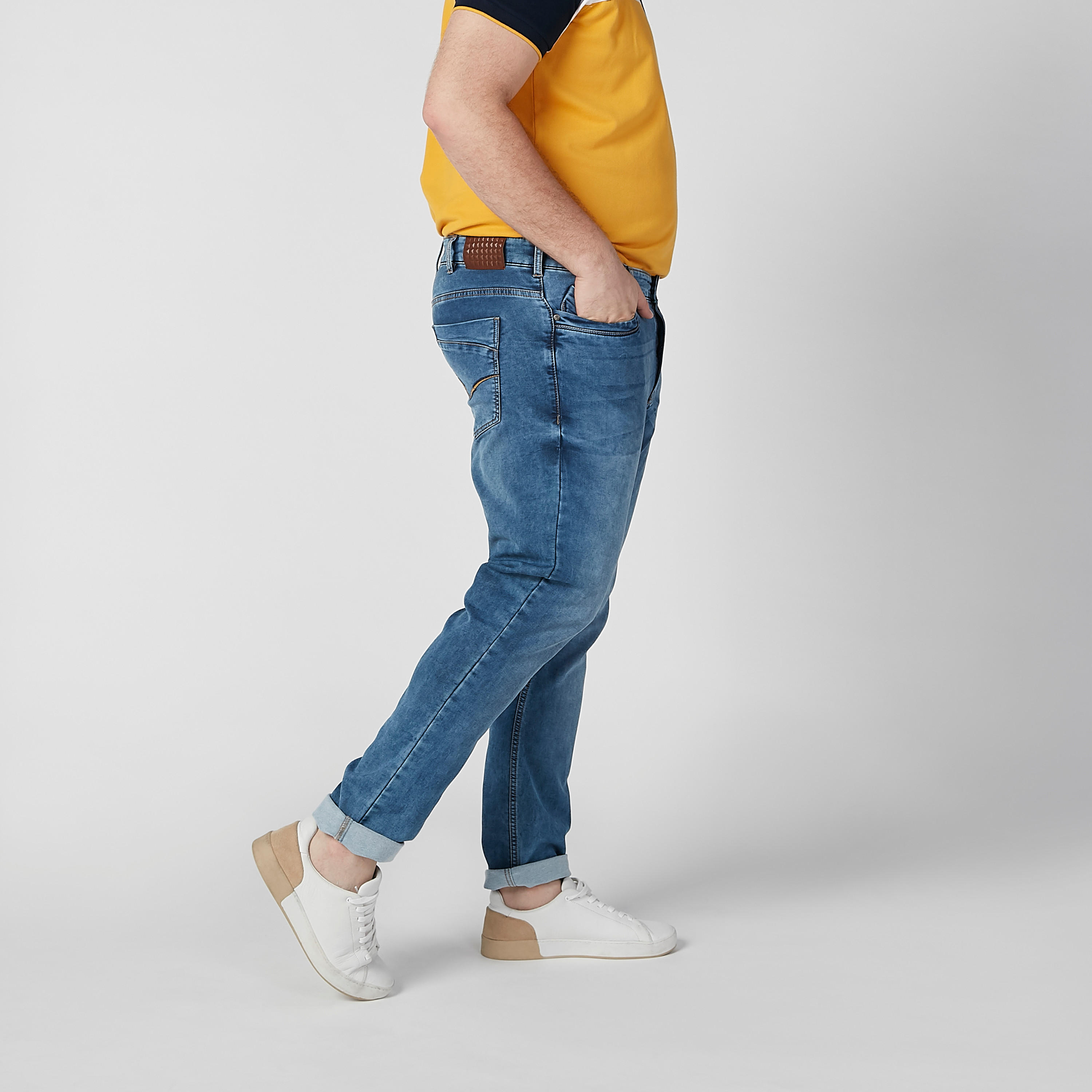 بنطلون جينز سادة بخصر متوسط الارتفاع وجيوب-men-clothing-bottoms-jeans-image-2