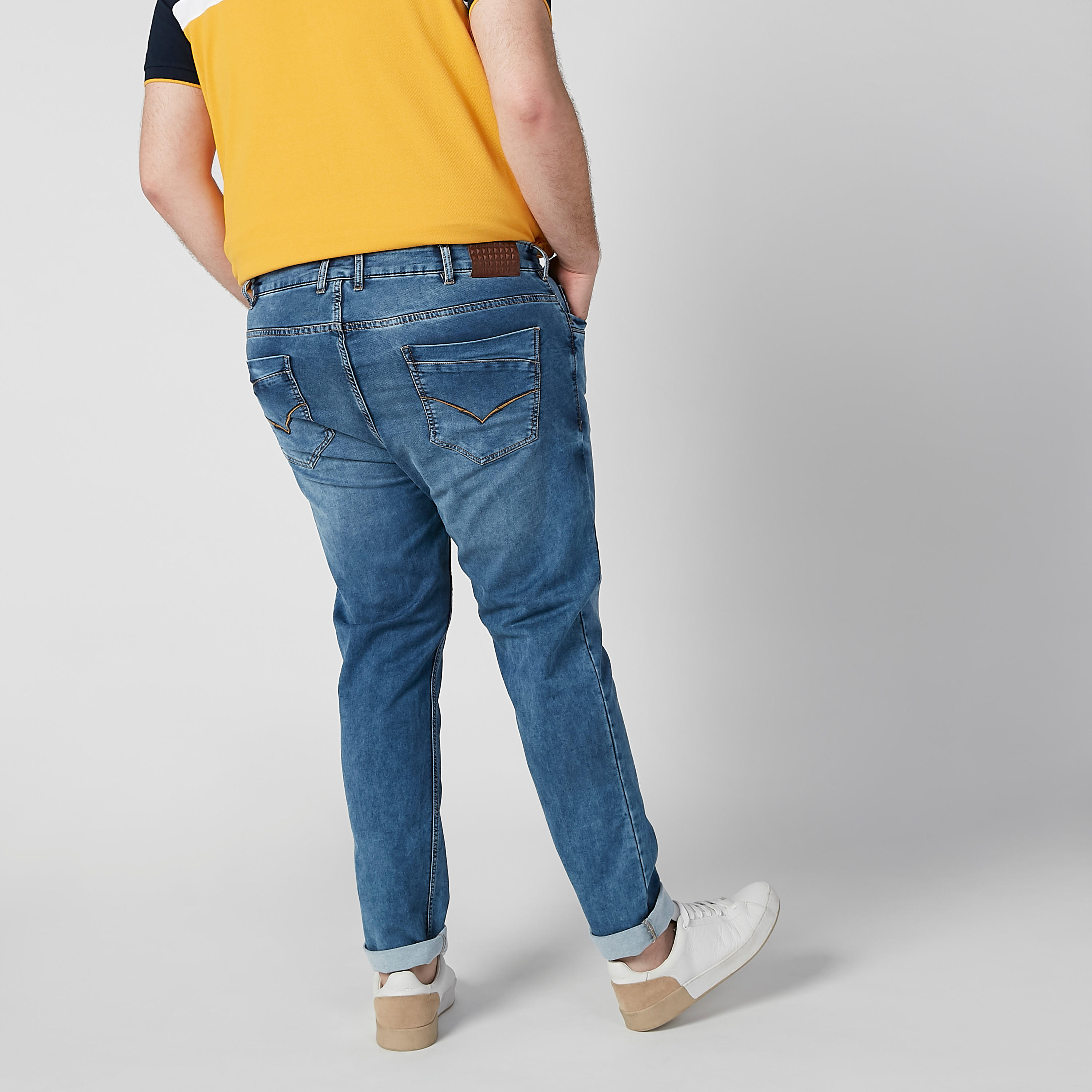 بنطلون جينز سادة بخصر متوسط الارتفاع وجيوب-men-clothing-bottoms-jeans-image-3