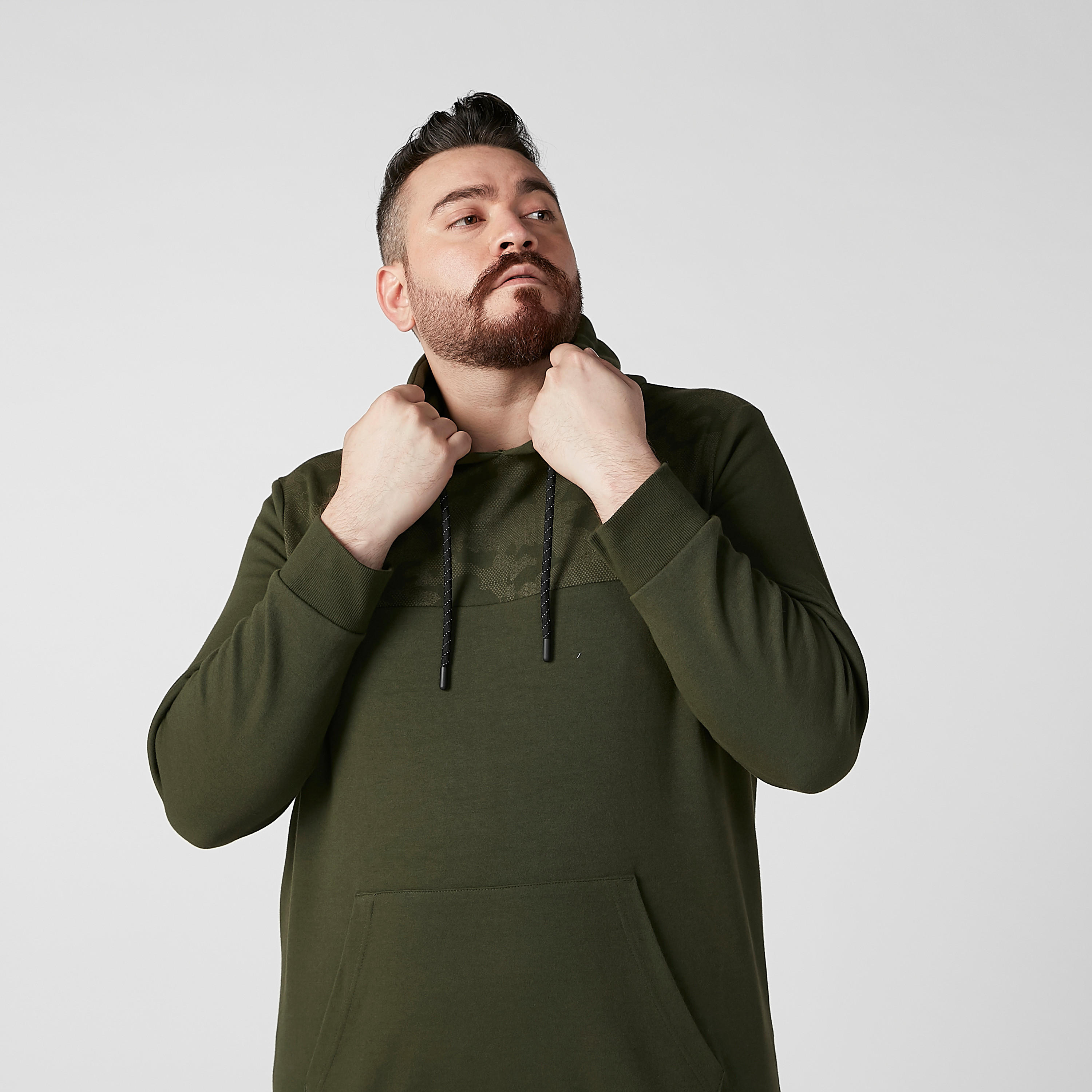 سويت شيرت بأكمام طويلة وجيوب كانجارو وطبعات-men-winterwear-hoodiesandsweatshirts-image-1