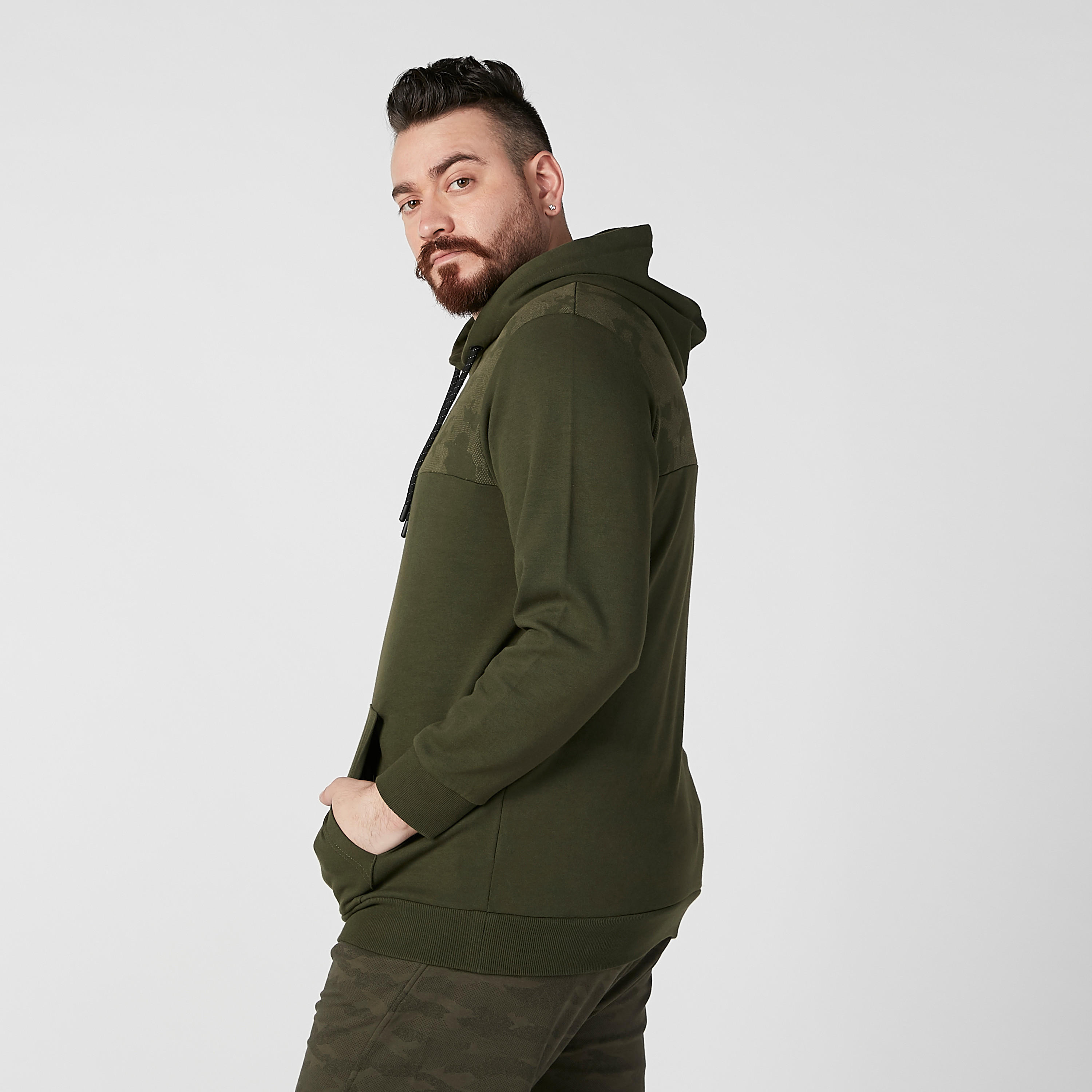 سويت شيرت بأكمام طويلة وجيوب كانجارو وطبعات-men-winterwear-hoodiesandsweatshirts-image-2
