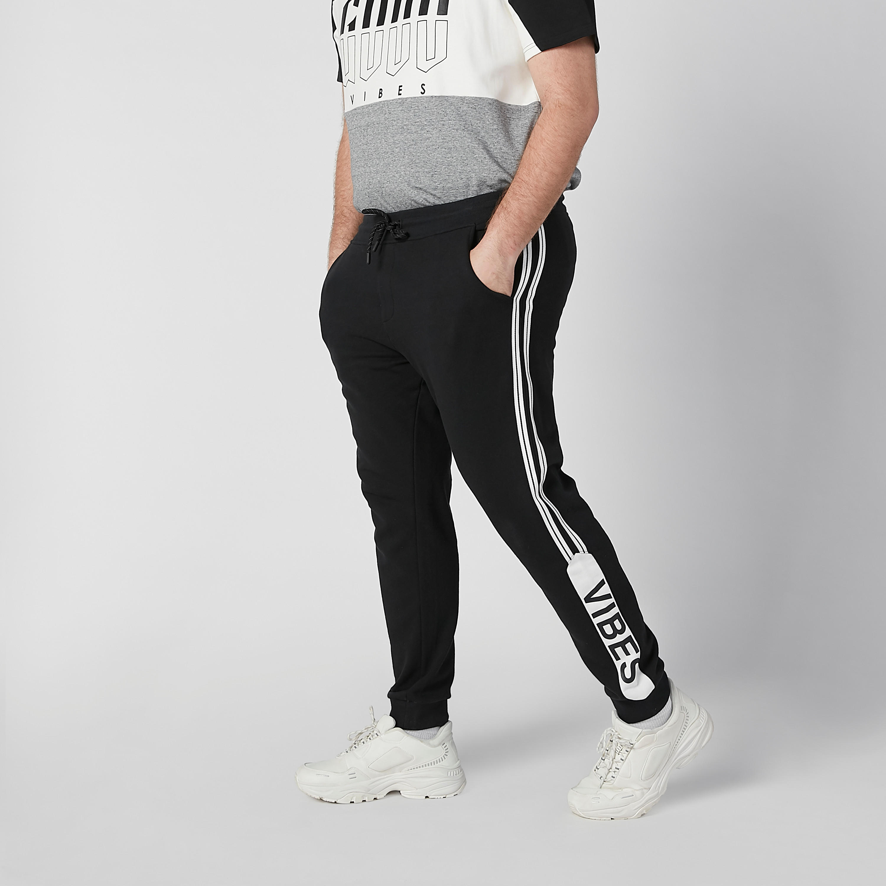 بنطلون رياضي بخصر متوسط الطول وجيوب وطبعات-men-clothing-bottoms-joggers-image-1