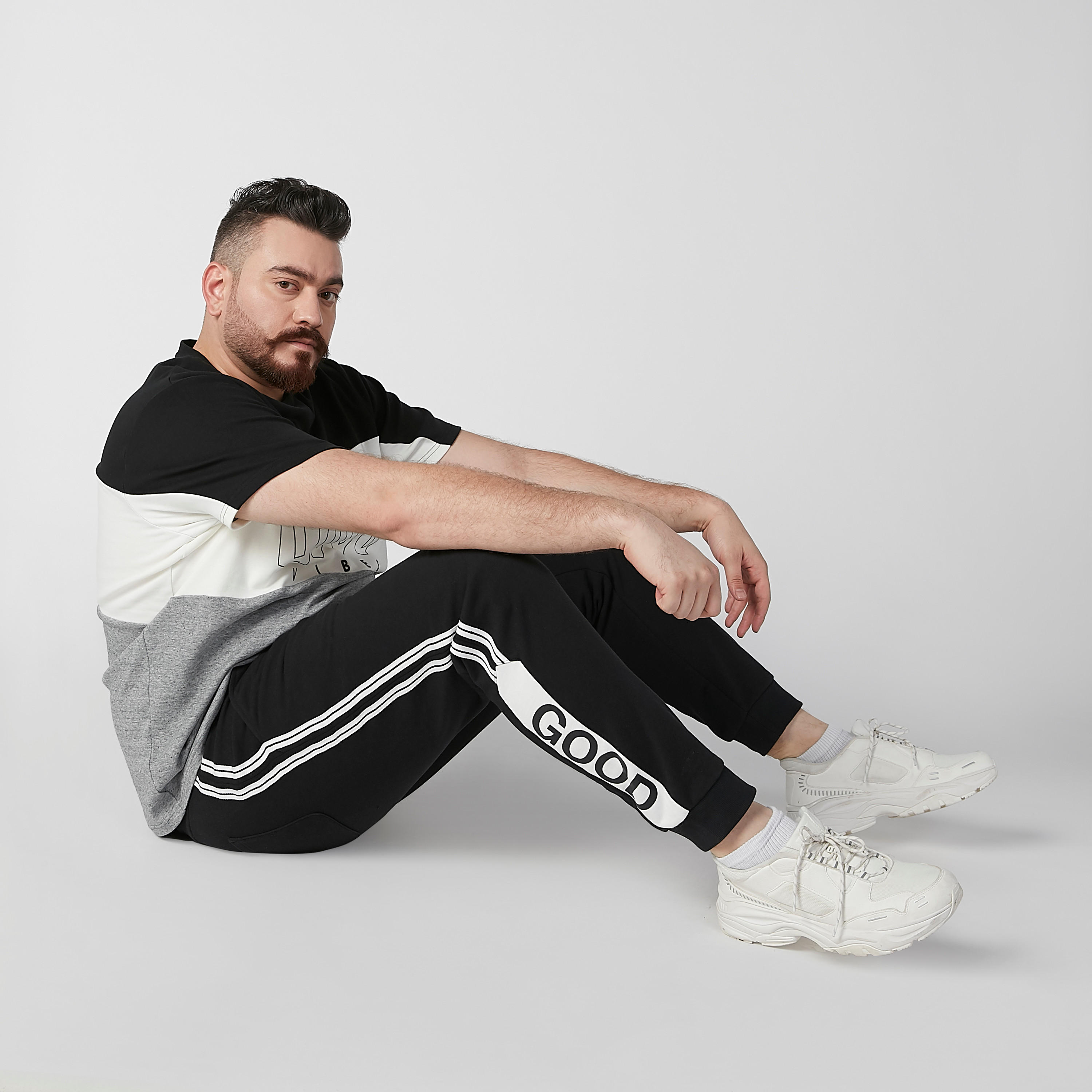 بنطلون رياضي بخصر متوسط الطول وجيوب وطبعات-men-clothing-bottoms-joggers-image-2