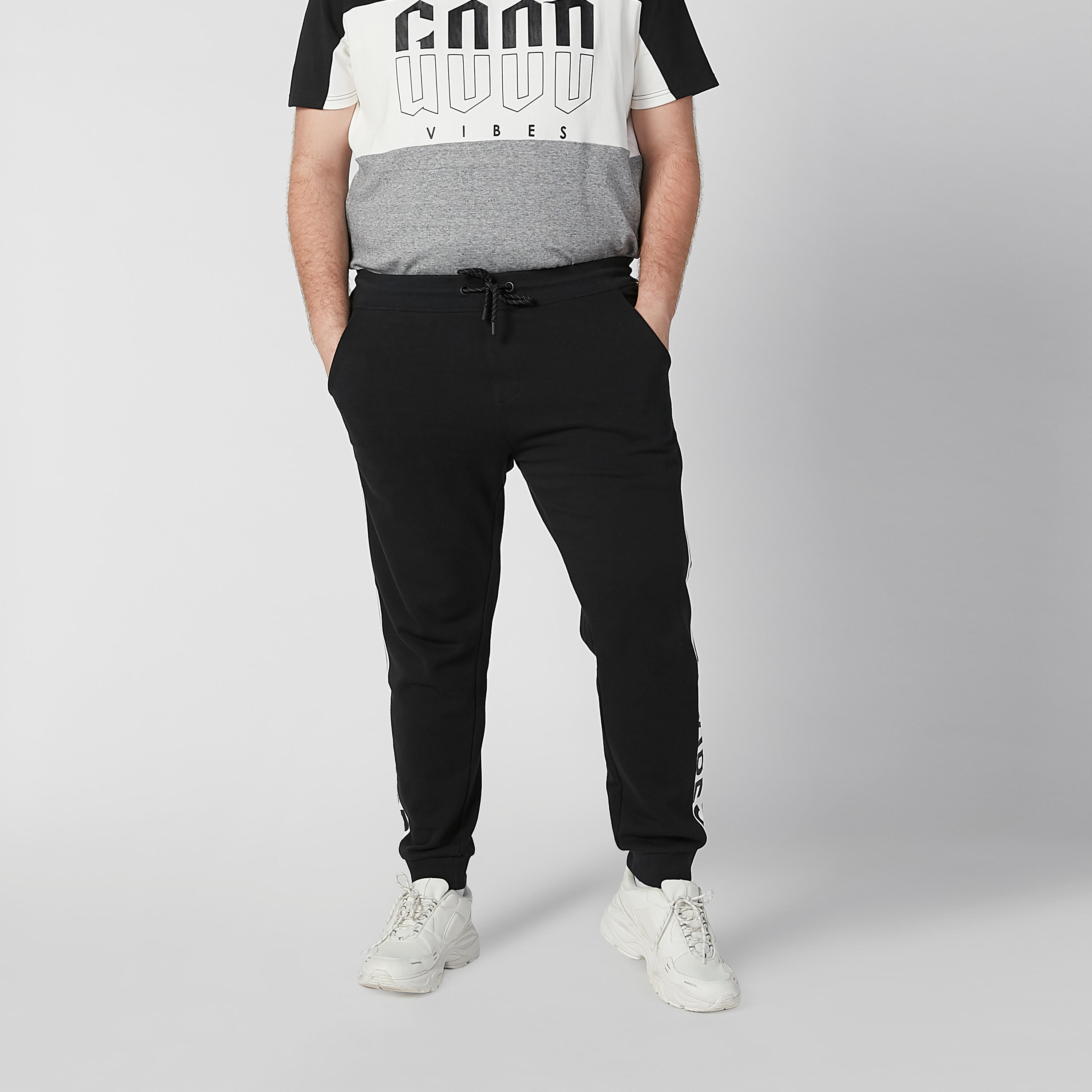 بنطلون رياضي بخصر متوسط الطول وجيوب وطبعات-men-clothing-bottoms-joggers-image-3