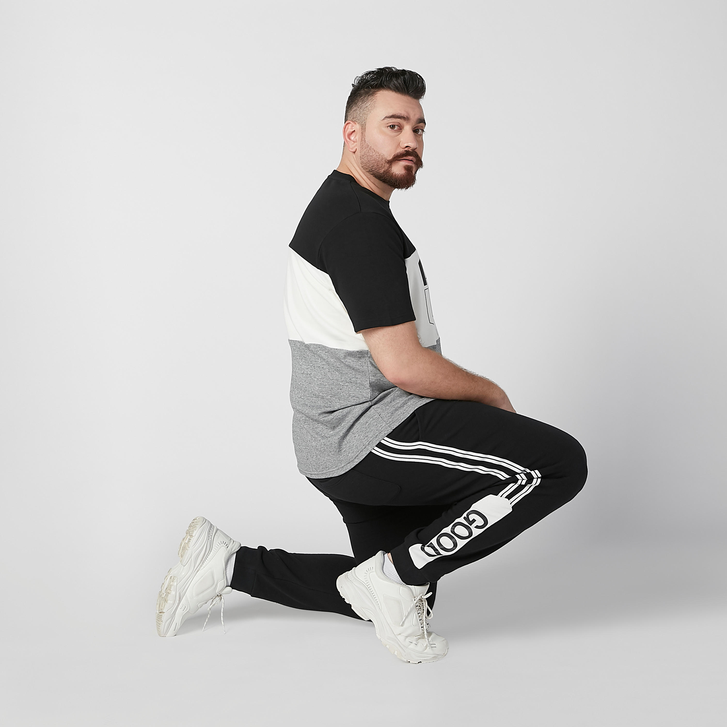 بنطلون رياضي بخصر متوسط الطول وجيوب وطبعات-men-clothing-bottoms-joggers-image-5