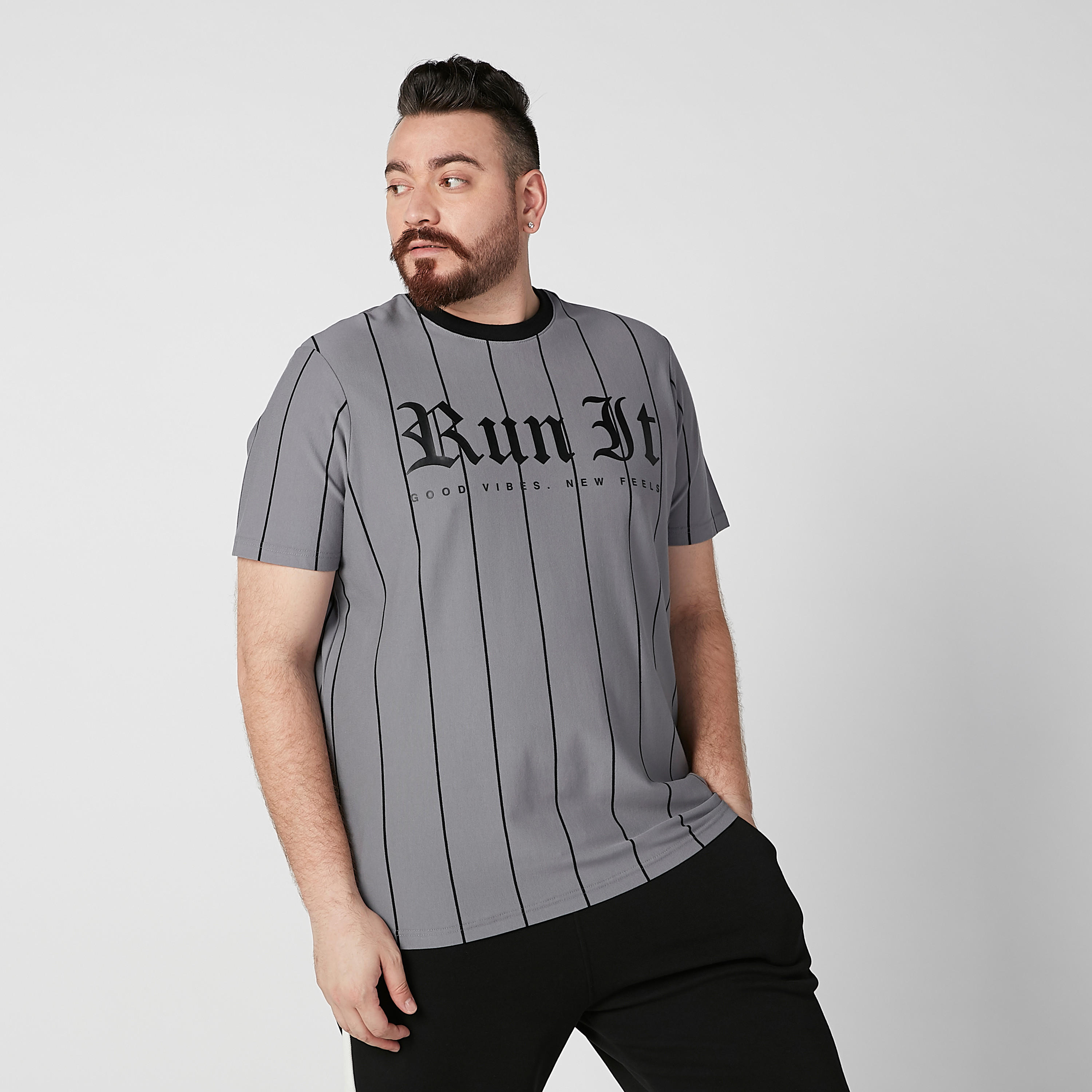 تيشيرت بياقة مستديرة وأكمام قصيرة وطبعات-men-clothing-tshirtsandpolos-tshirts-image-2