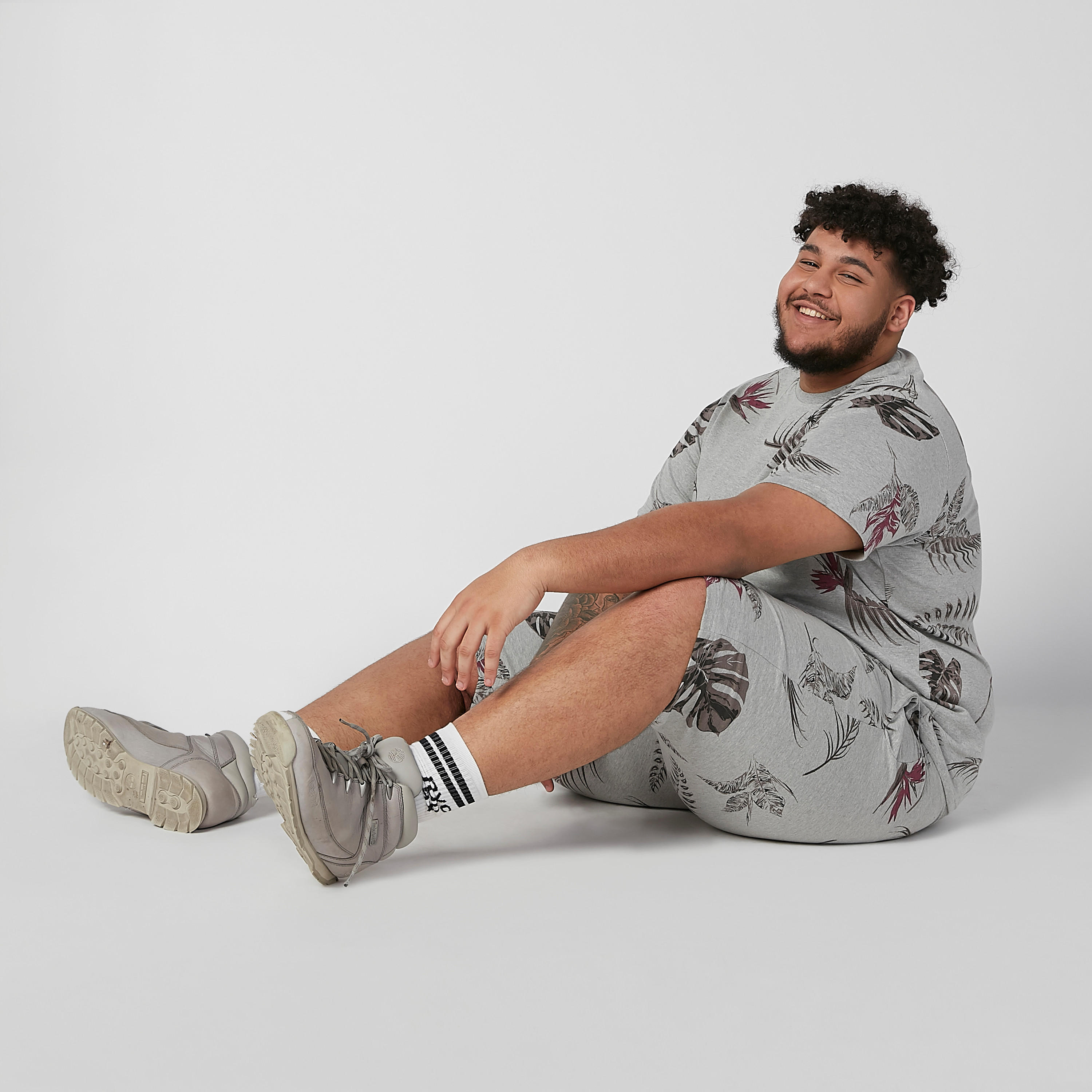 شورت بخصر مطّاطي متوسط الارتفاع وجيوب وطبعات-men-clothing-bottoms-shorts-image-1
