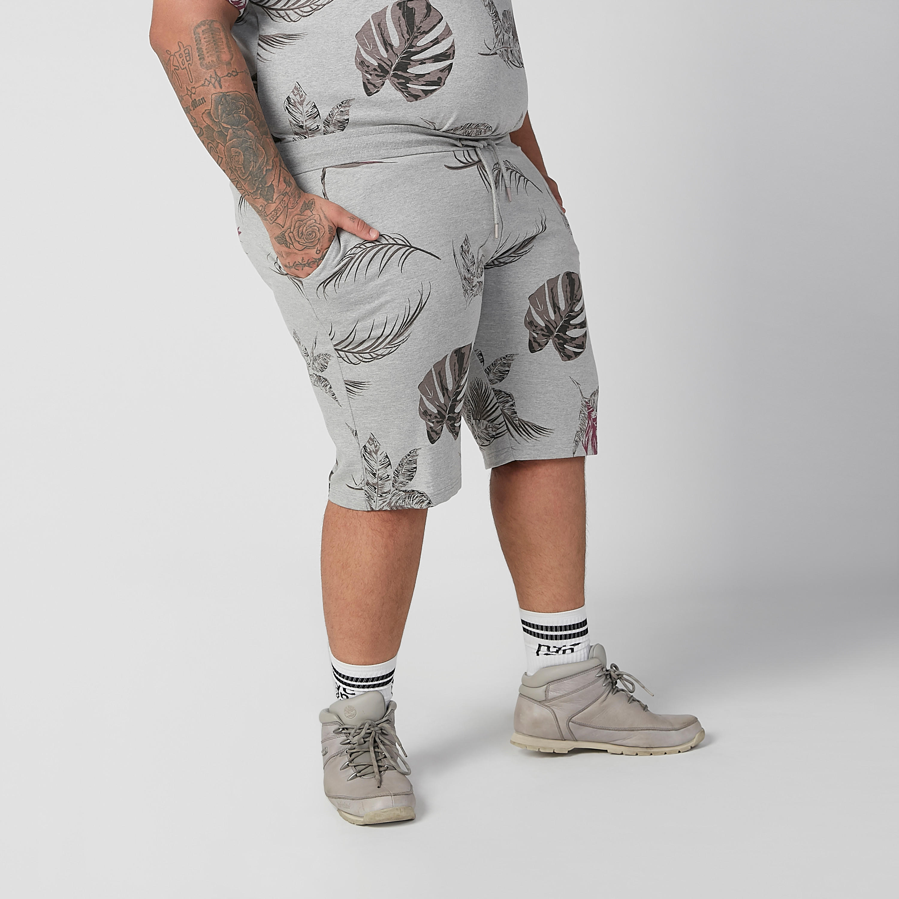 شورت بخصر مطّاطي متوسط الارتفاع وجيوب وطبعات-men-clothing-bottoms-shorts-image-2