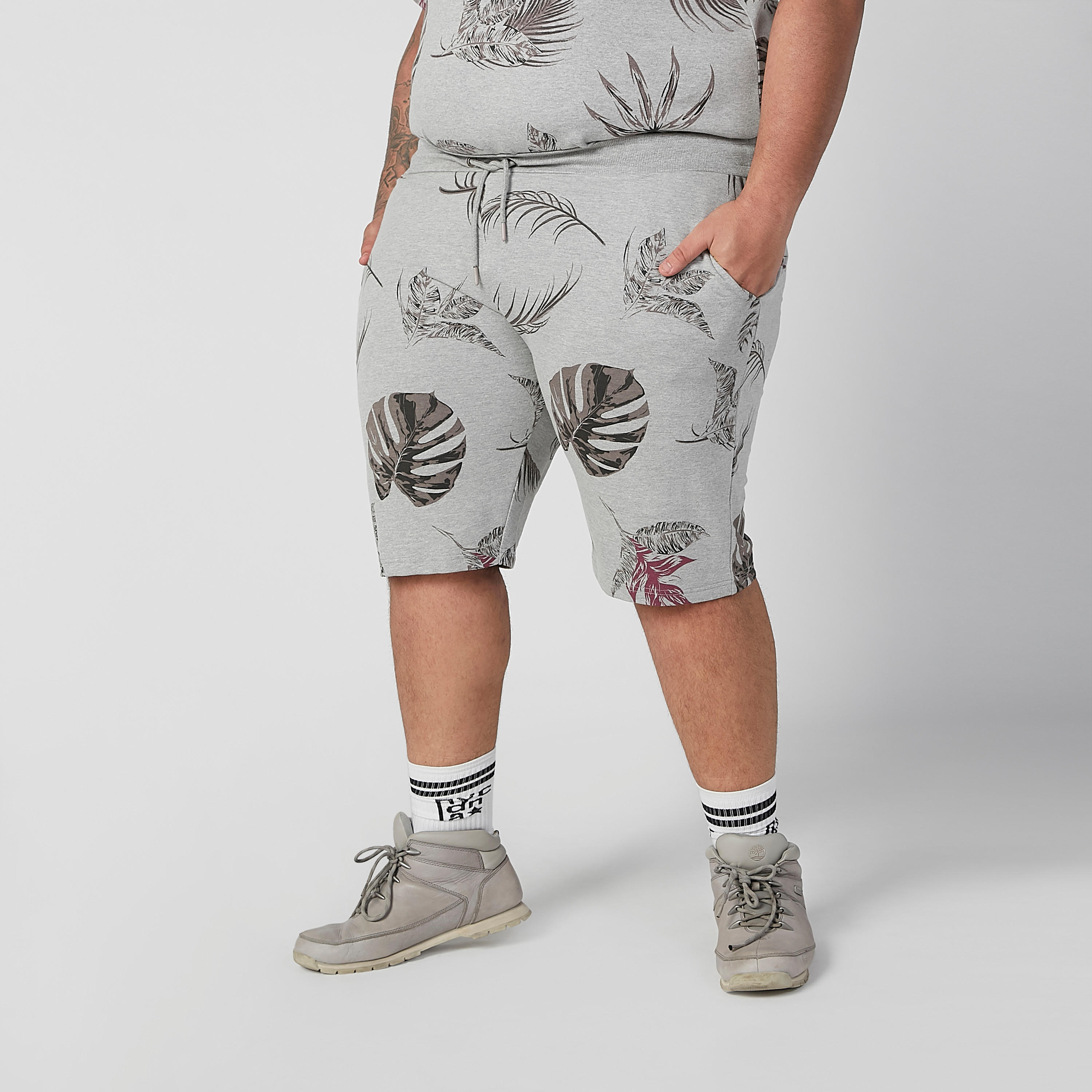 شورت بخصر مطّاطي متوسط الارتفاع وجيوب وطبعات-men-clothing-bottoms-shorts-image-4