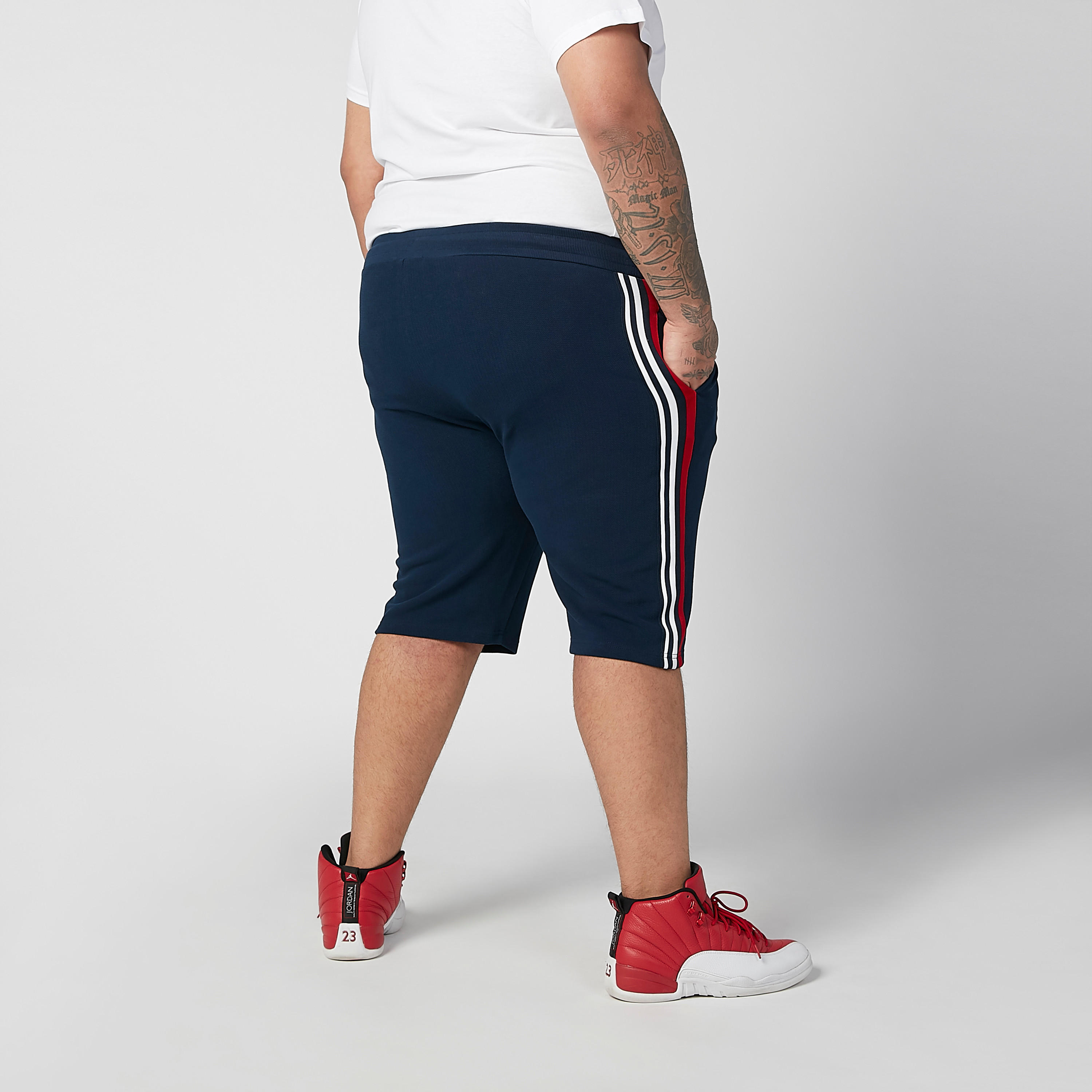 شورت مقلم بخصر مطاطي متوسط الارتفاع وجيوب-men-clothing-bottoms-shorts-image-4