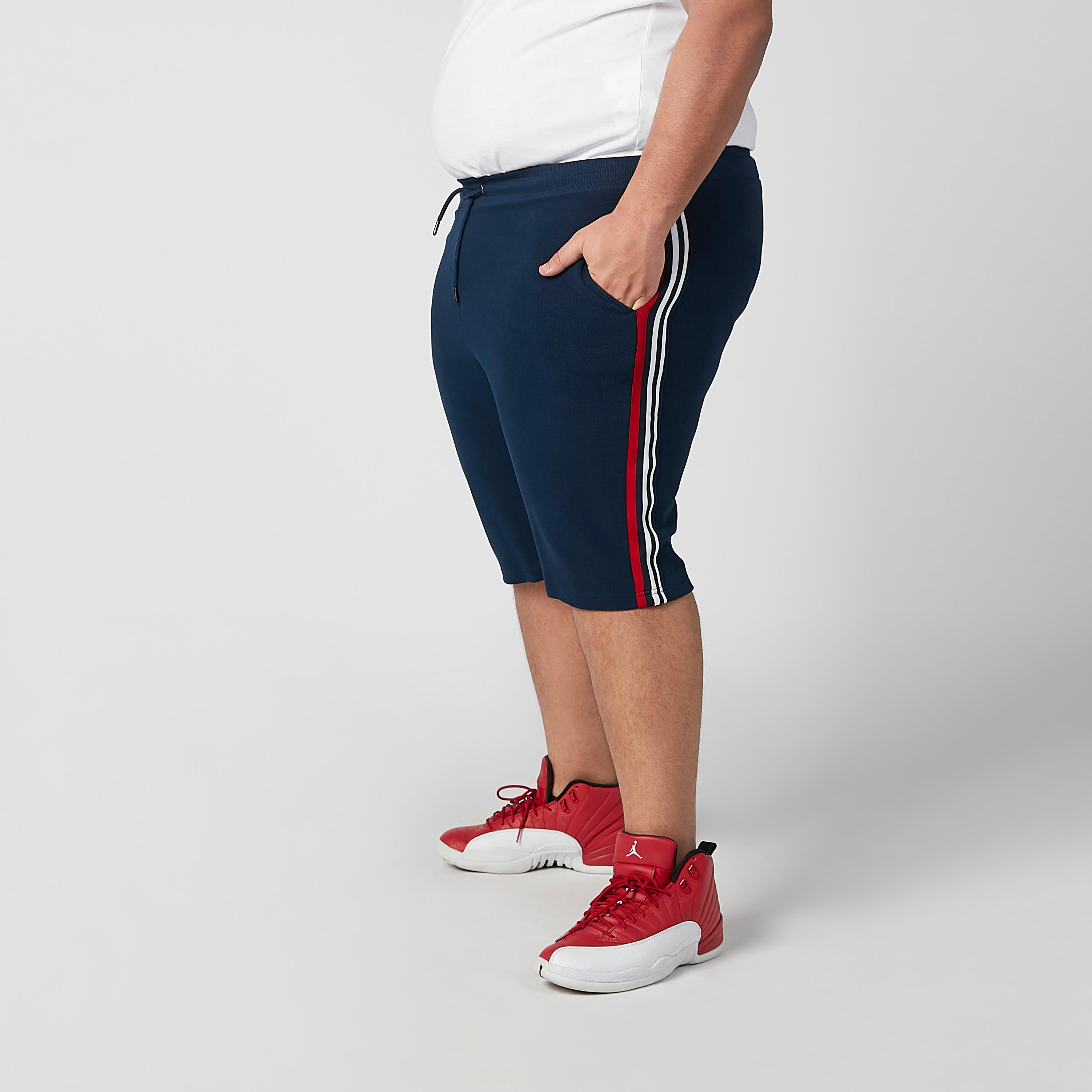 شورت مقلم بخصر مطاطي متوسط الارتفاع وجيوب-men-clothing-bottoms-shorts-image-5