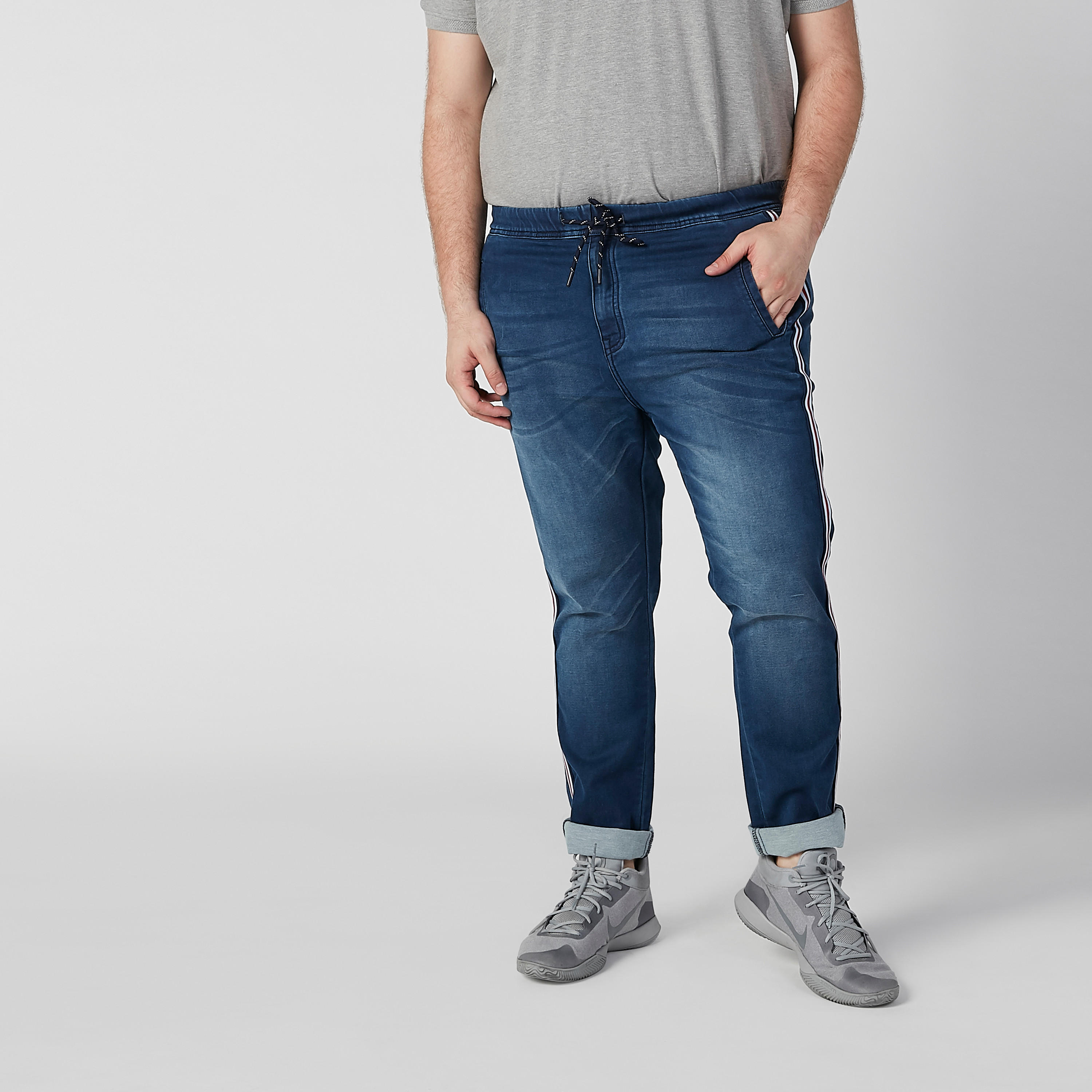 بنطلون جينز مستدام سادة بخصر متوسط الارتفاع وجيوب وشريطة-men-clothing-bottoms-jeans-image-1