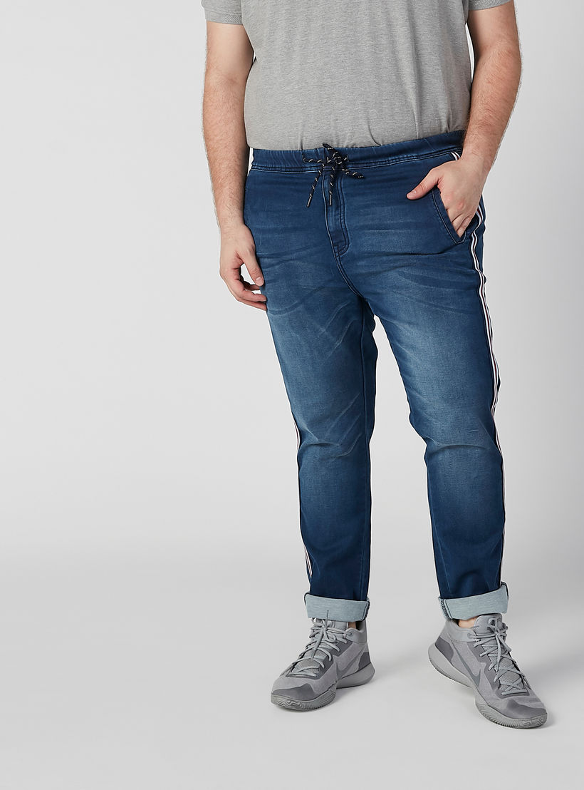 بنطلون جينز مستدام سادة بخصر متوسط الارتفاع وجيوب وشريطة-men-clothing-bottoms-jeans-image-1