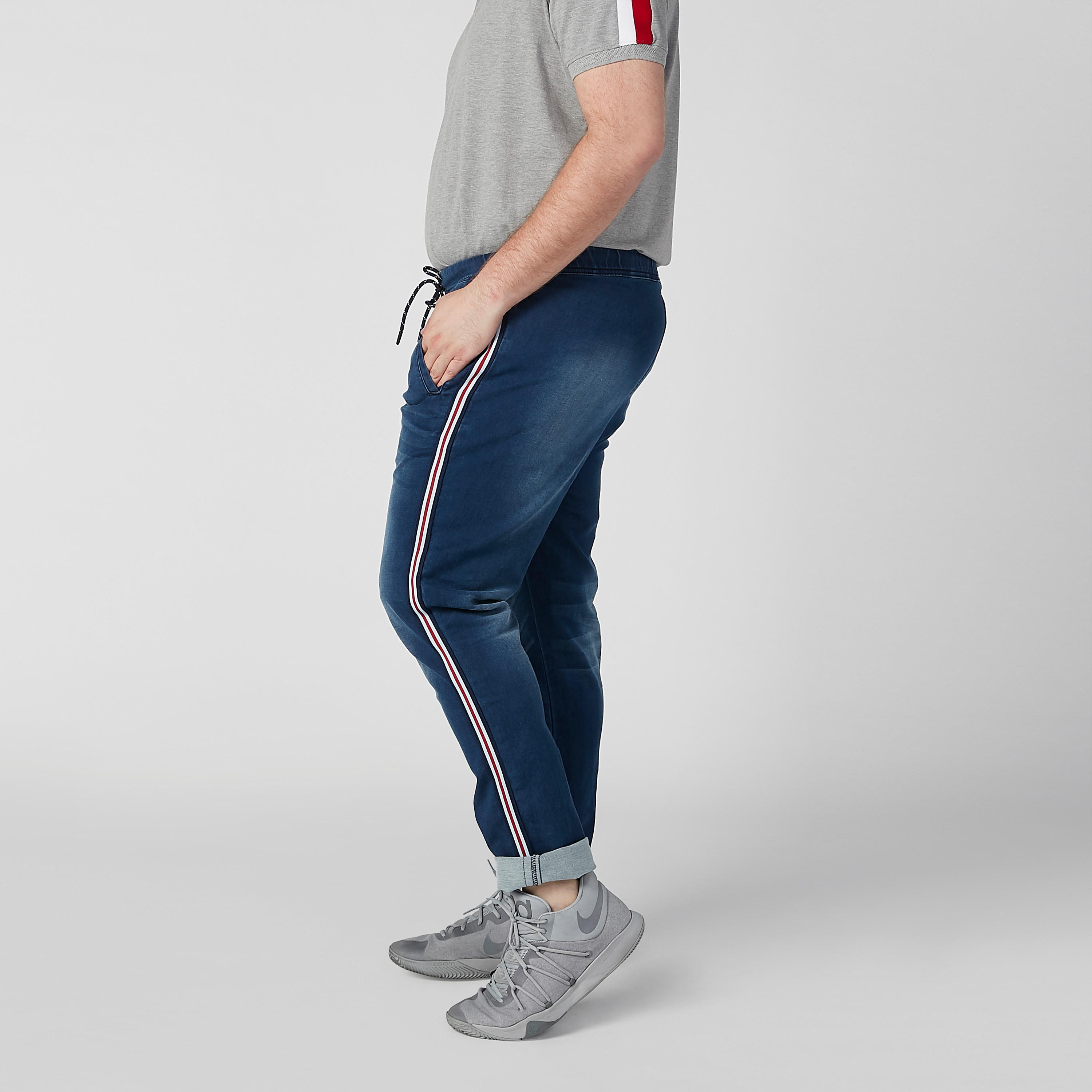 بنطلون جينز مستدام سادة بخصر متوسط الارتفاع وجيوب وشريطة-men-clothing-bottoms-jeans-image-3