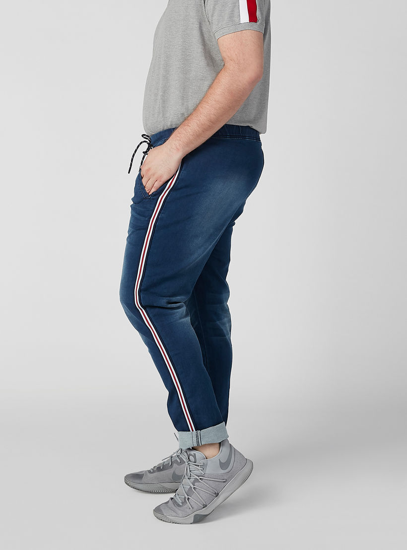 بنطلون جينز مستدام سادة بخصر متوسط الارتفاع وجيوب وشريطة-men-clothing-bottoms-jeans-image-3