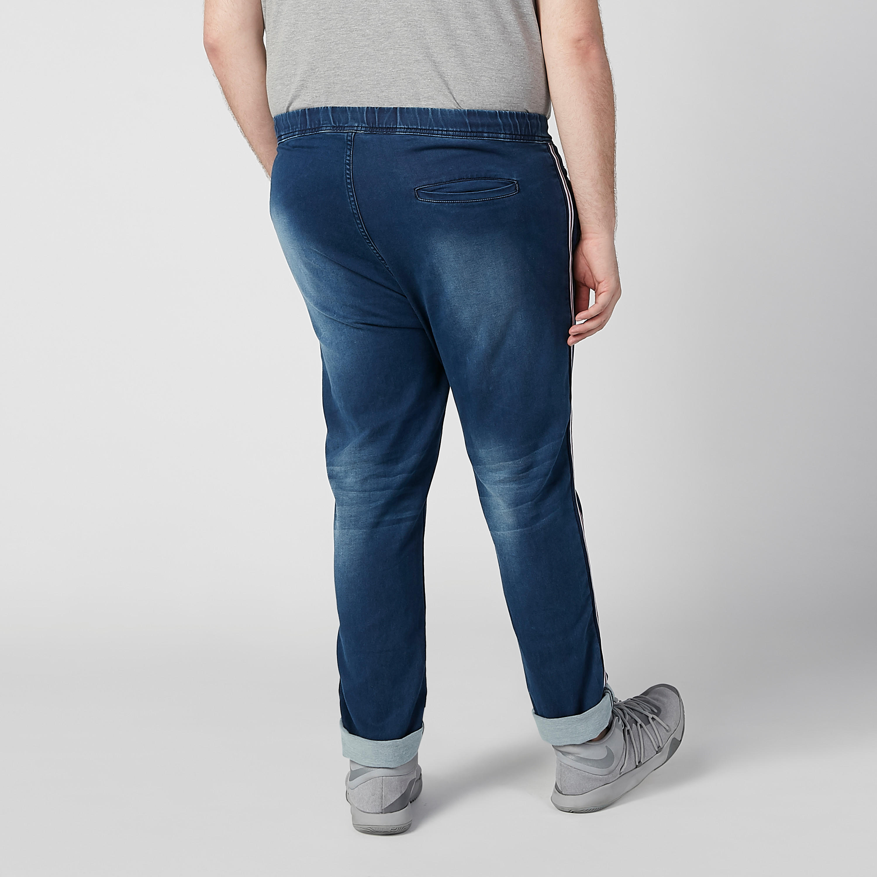 بنطلون جينز مستدام سادة بخصر متوسط الارتفاع وجيوب وشريطة-men-clothing-bottoms-jeans-image-4