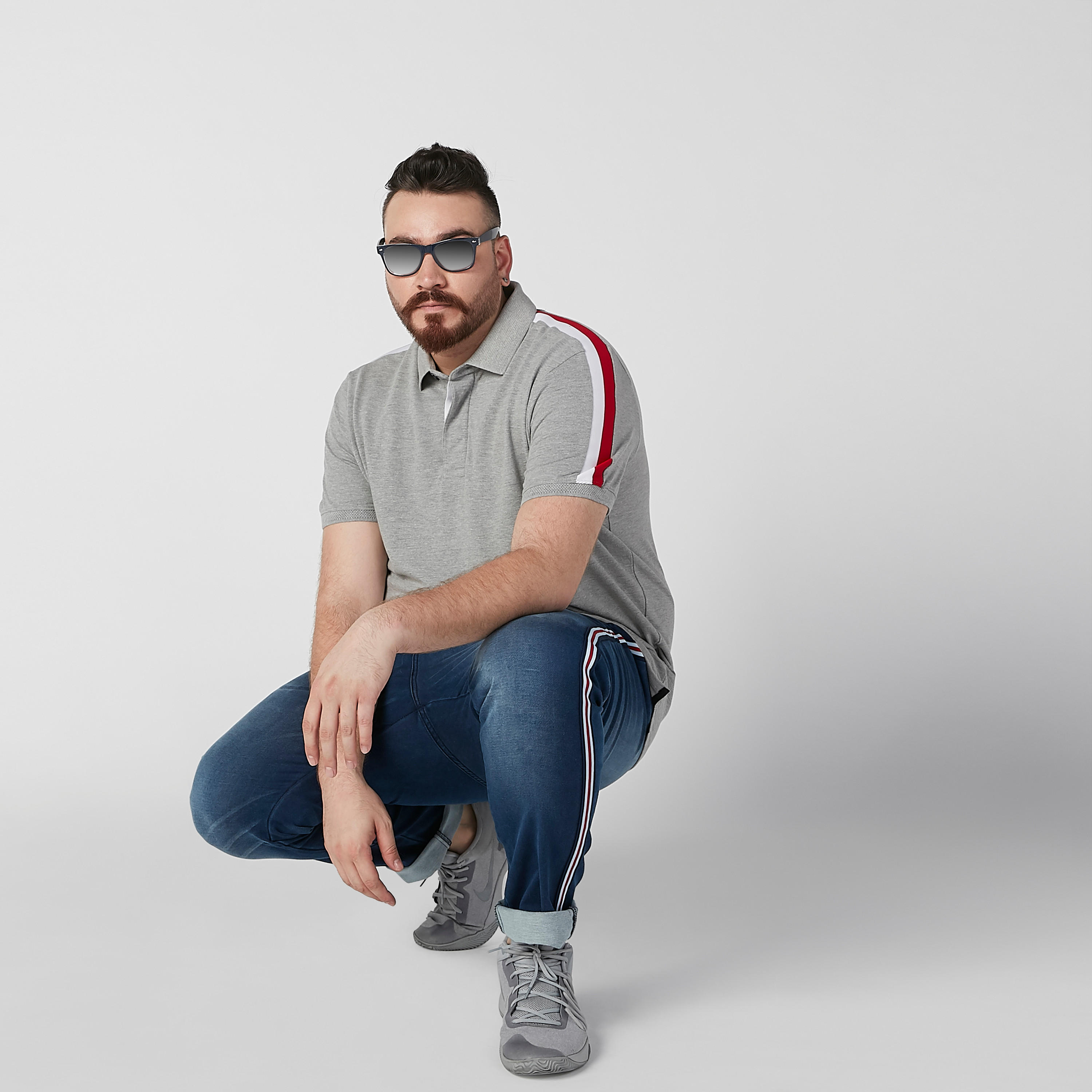 بنطلون جينز مستدام سادة بخصر متوسط الارتفاع وجيوب وشريطة-men-clothing-bottoms-jeans-image-5