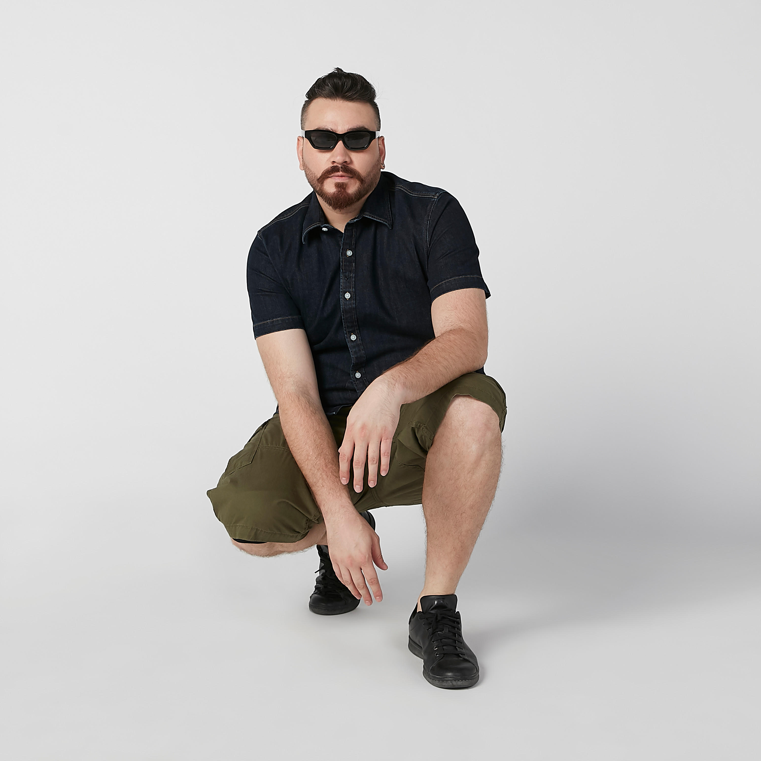 قميص دينم سادة بياقة عاديّة وأكمام قصيرة-men-clothing-shirts-image-3