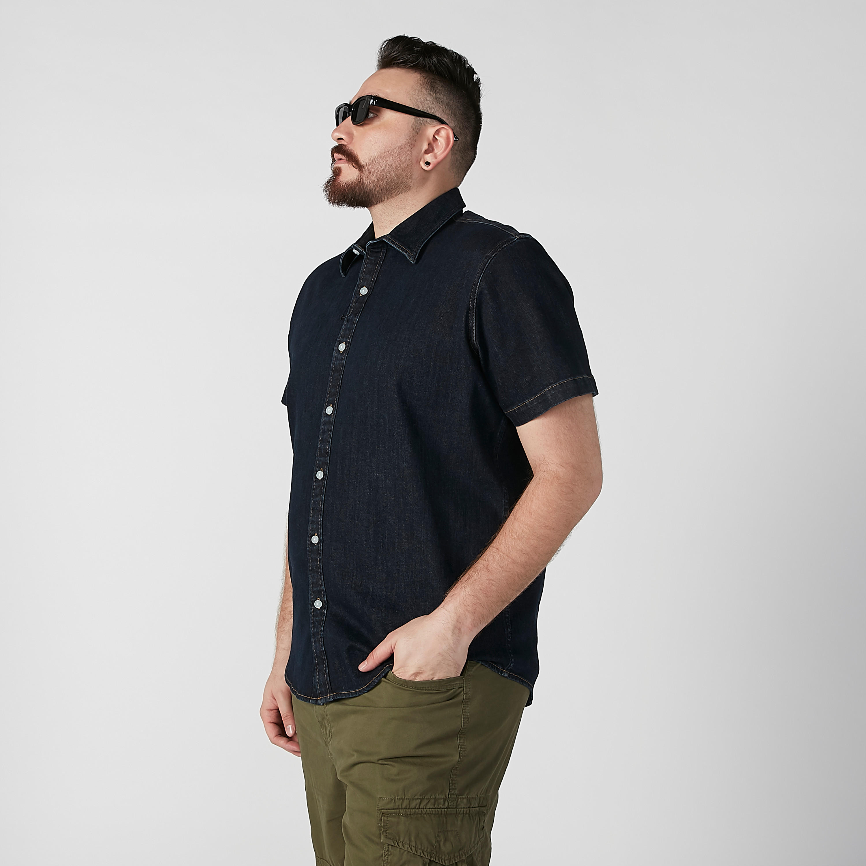 قميص دينم سادة بياقة عاديّة وأكمام قصيرة-men-clothing-shirts-image-2