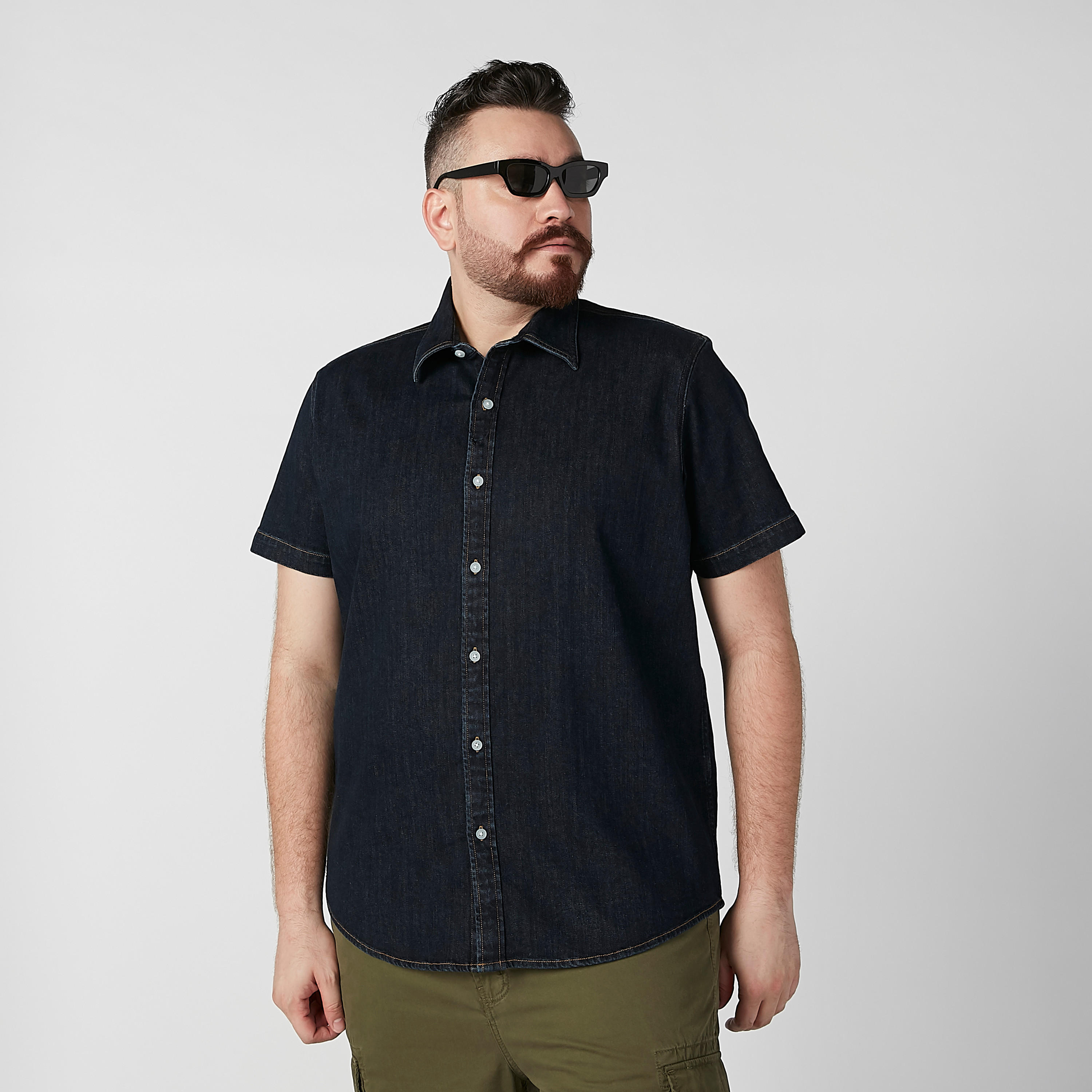 قميص دينم سادة بياقة عاديّة وأكمام قصيرة-men-clothing-shirts-image-4