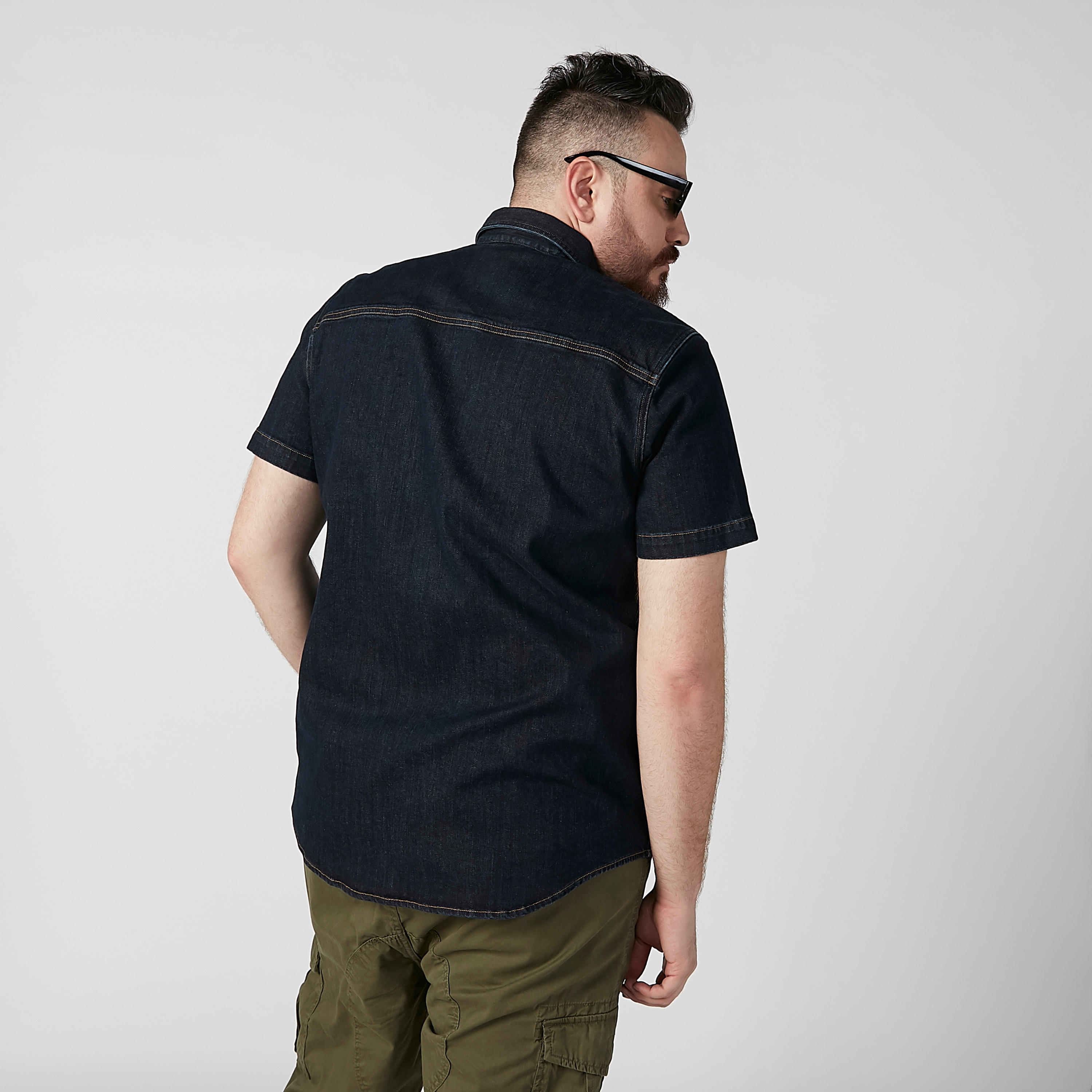 قميص دينم سادة بياقة عاديّة وأكمام قصيرة-men-clothing-shirts-image-1