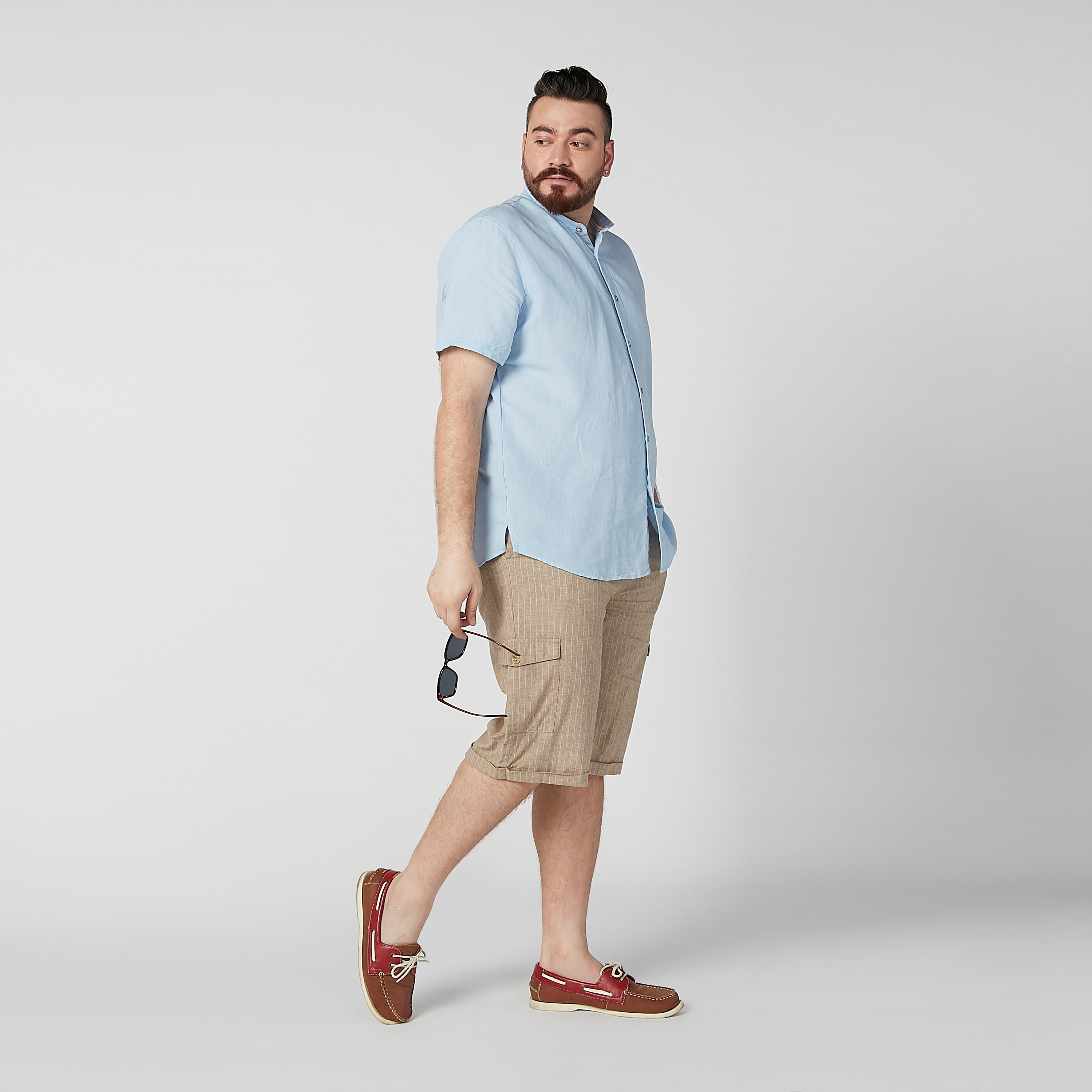 شورت مقلّم بخصر متوسط الارتفاع وجيوب وحلقات للحزام-men-clothing-bottoms-shorts-image-2