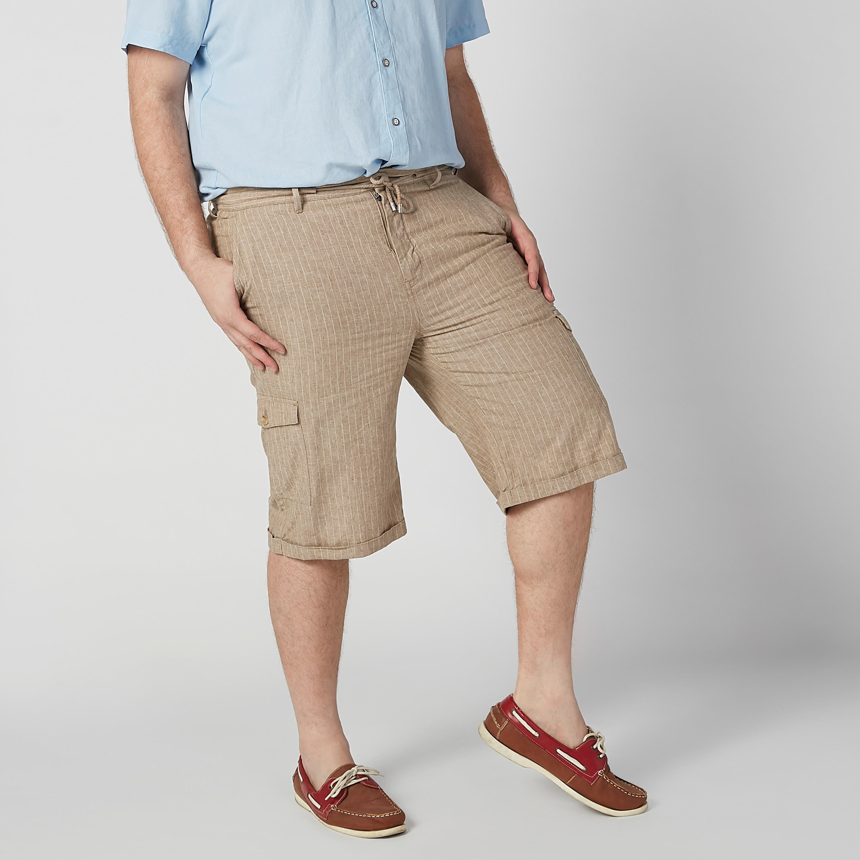 شورت مقلّم بخصر متوسط الارتفاع وجيوب وحلقات للحزام-men-clothing-bottoms-shorts-image-4