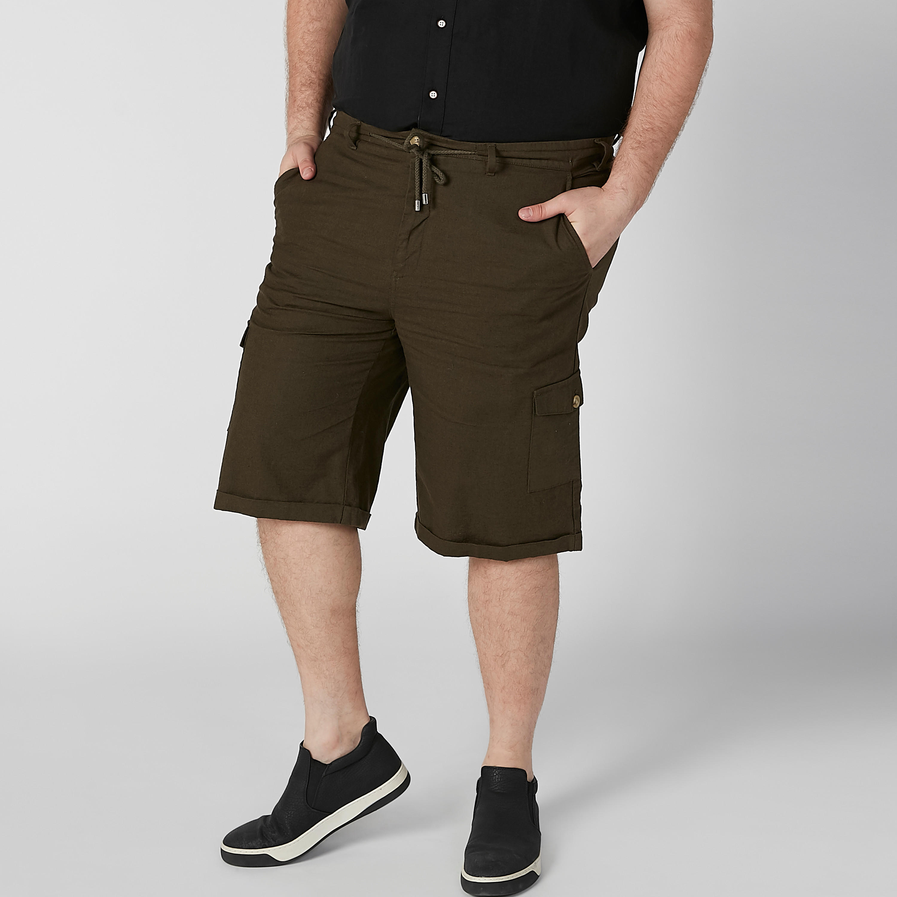 شورت سادة بخصر متوسط الارتفاع وجيوب وحلقات للحزام-men-clothing-bottoms-shorts-image-1