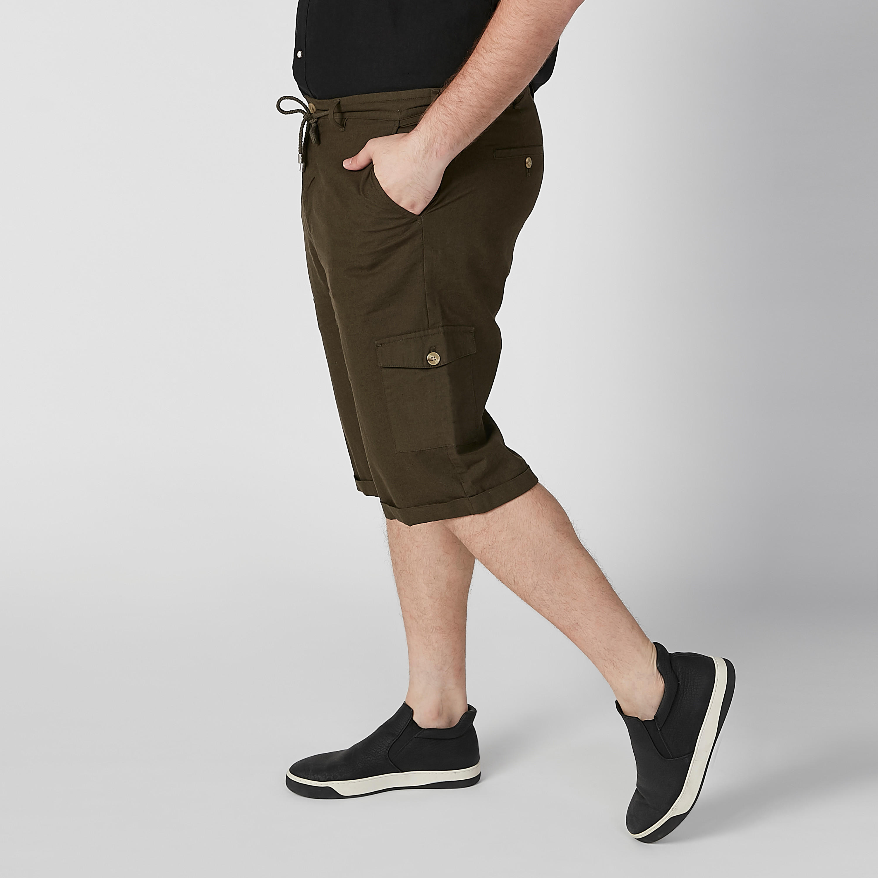 شورت سادة بخصر متوسط الارتفاع وجيوب وحلقات للحزام-men-clothing-bottoms-shorts-image-2