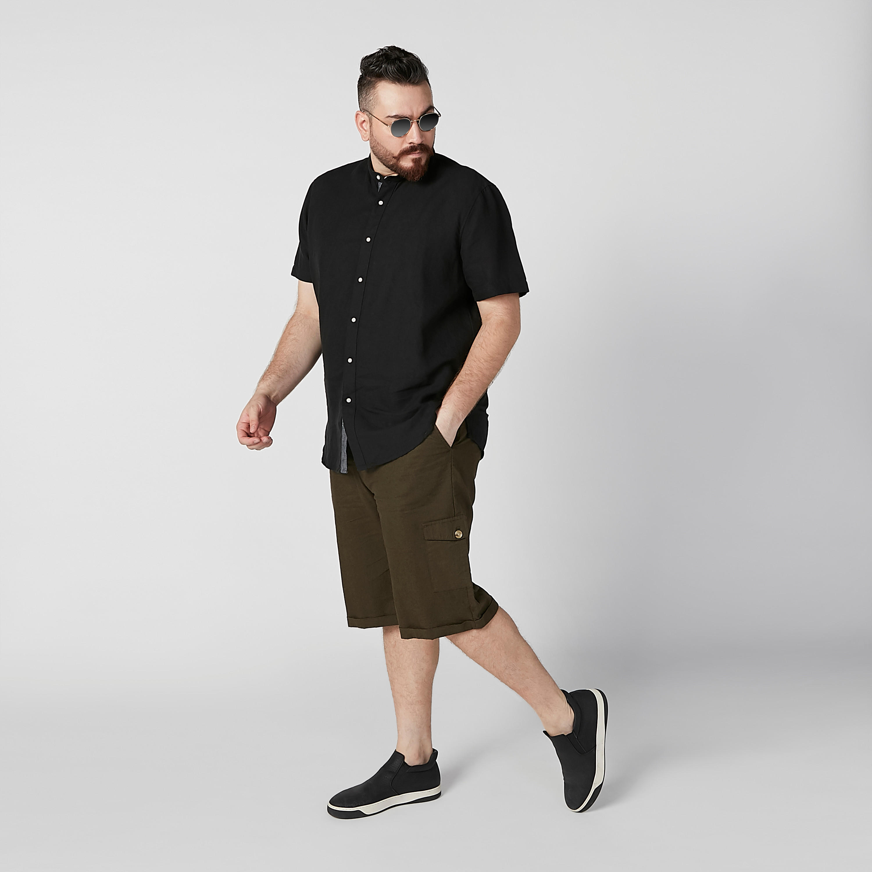 شورت سادة بخصر متوسط الارتفاع وجيوب وحلقات للحزام-men-clothing-bottoms-shorts-image-3