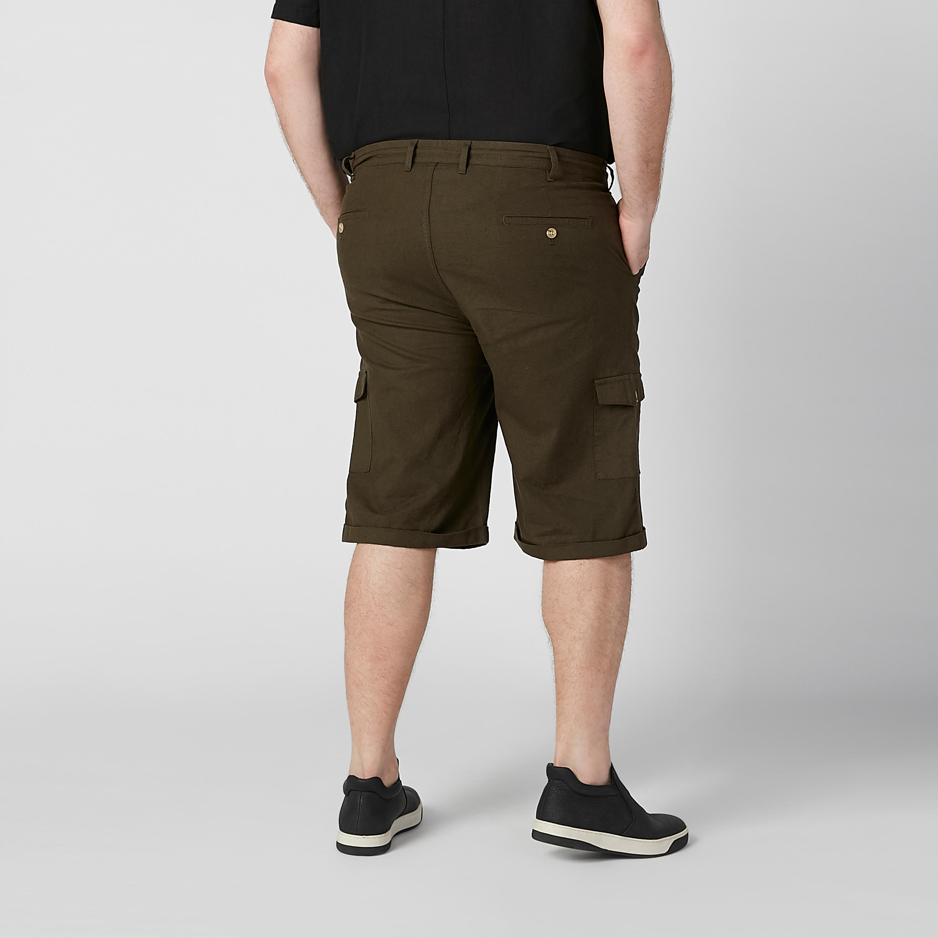 شورت سادة بخصر متوسط الارتفاع وجيوب وحلقات للحزام-men-clothing-bottoms-shorts-image-4