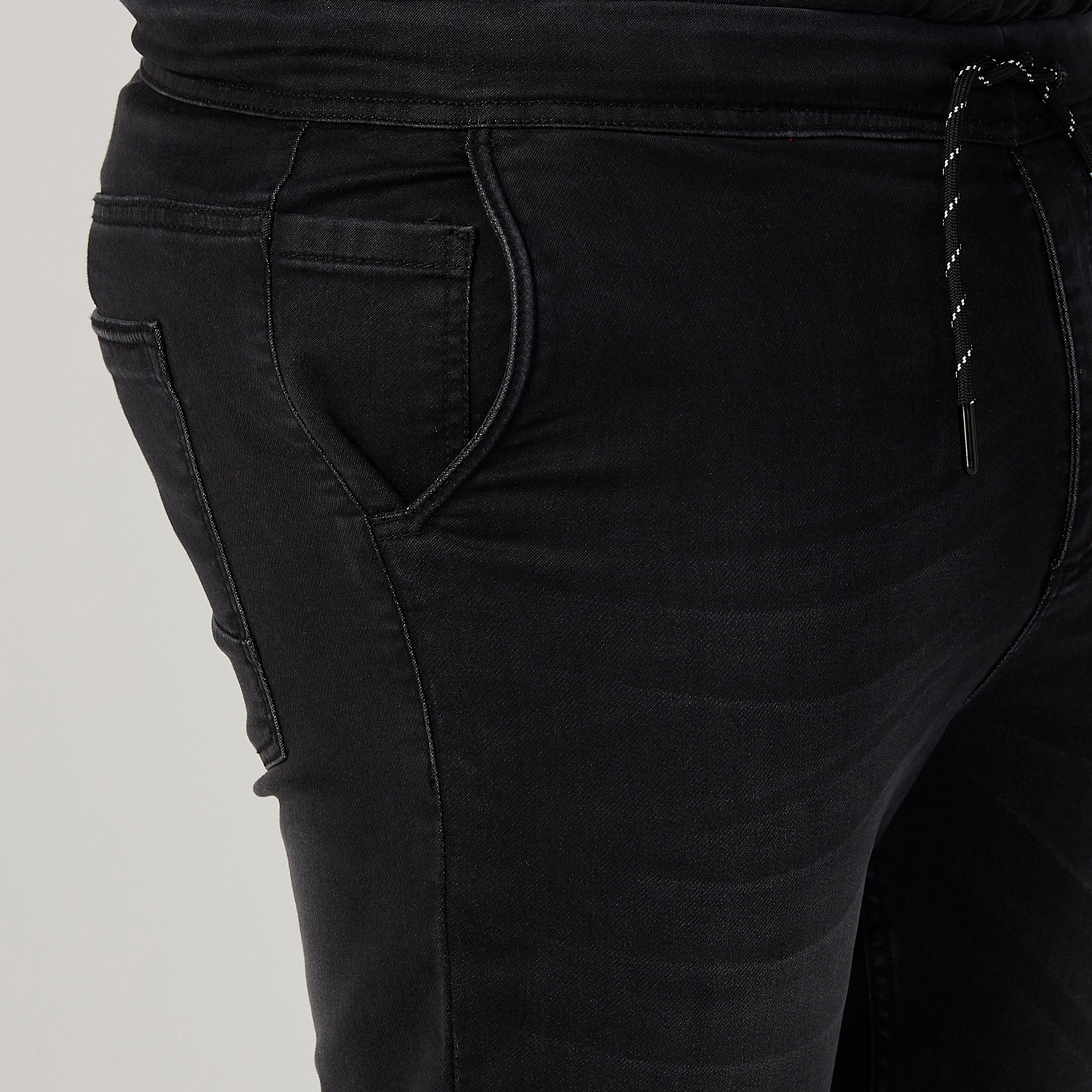 بنطلون جينز مستدام بخصر متوسط الارتفاع وجيوب -men-clothing-bottoms-jeans-image-3