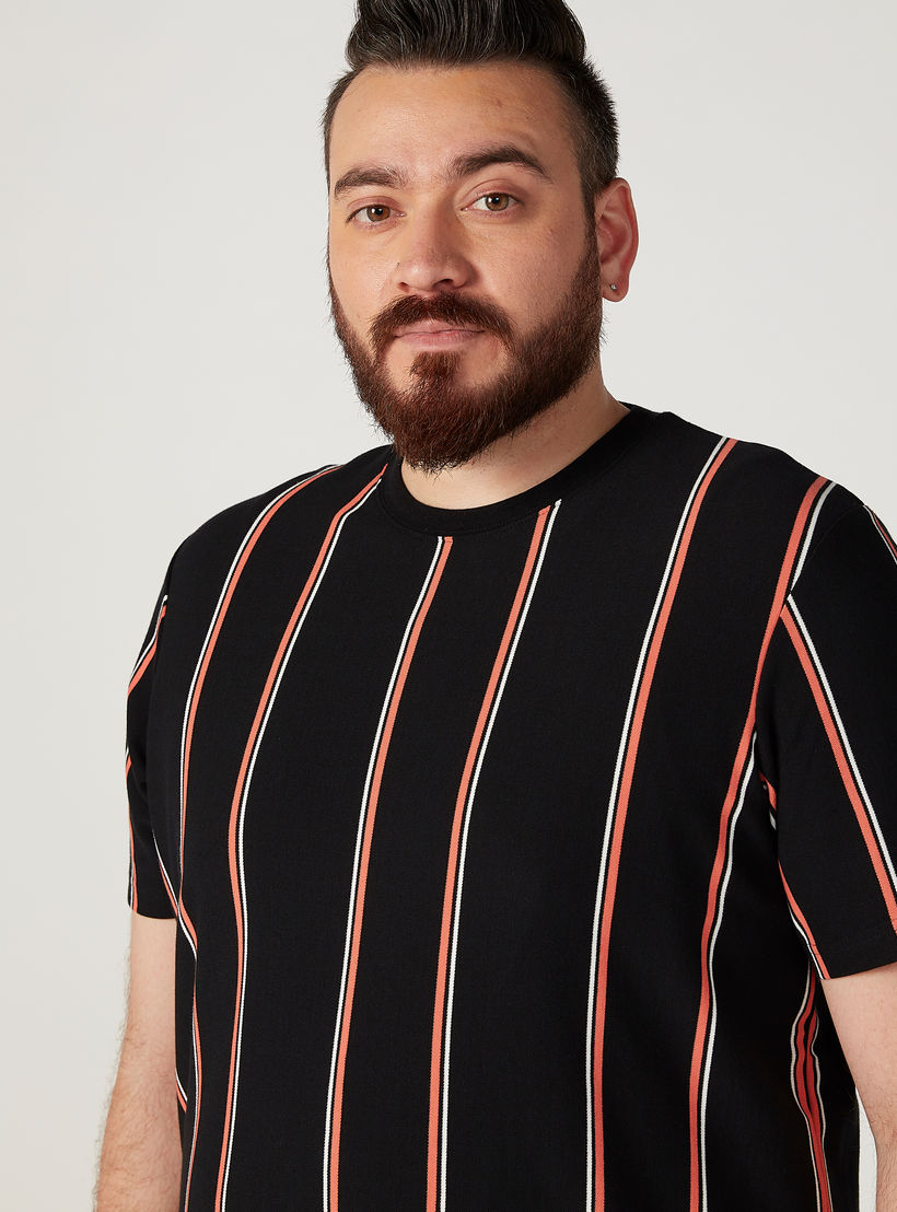 تيشيرت بياقة ضيقة مخطّطة مع أكمام قصيرة-men-clothing-tshirtsandpolos-tshirts-image-2