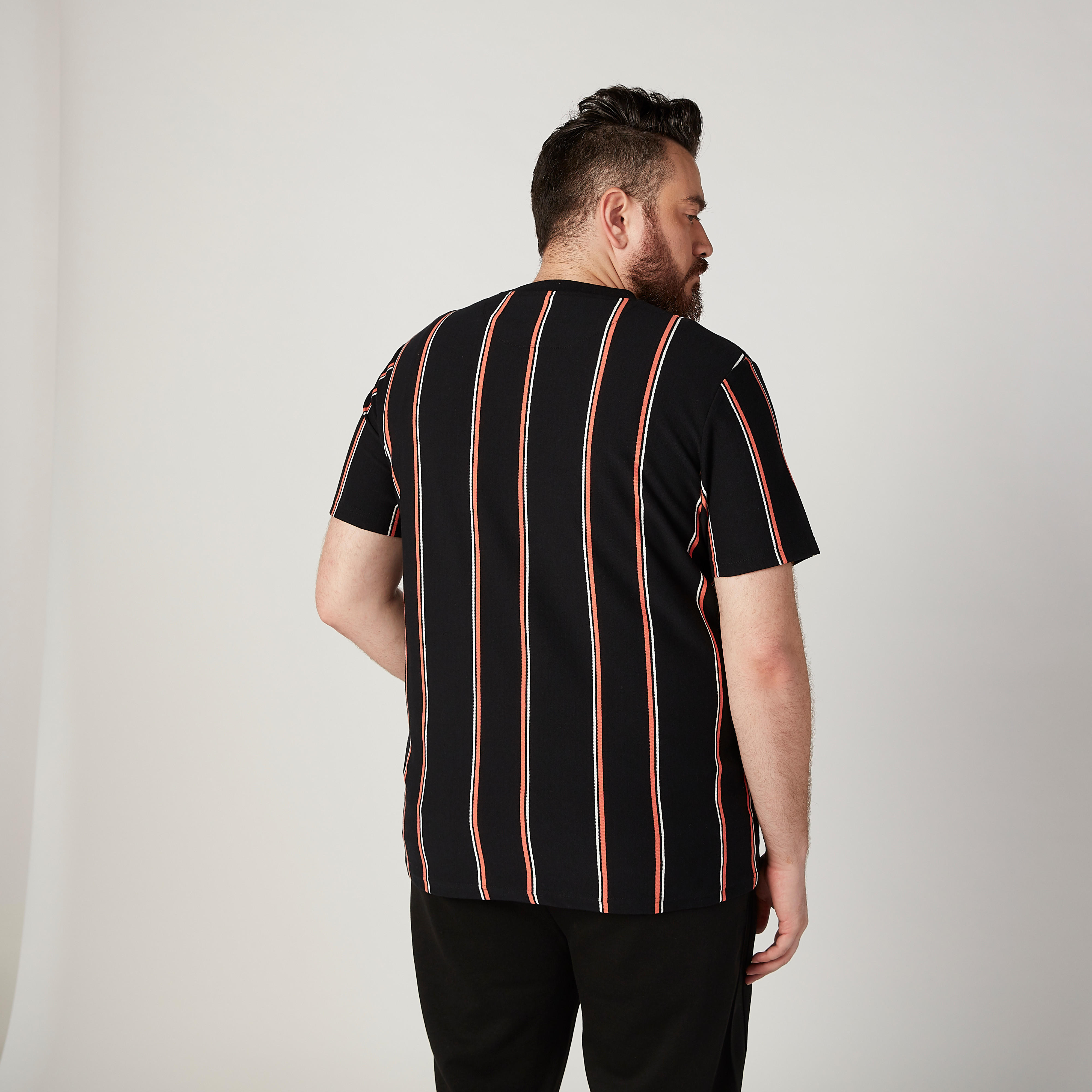 تيشيرت بياقة ضيقة مخطّطة مع أكمام قصيرة-men-clothing-tshirtsandpolos-tshirts-image-1