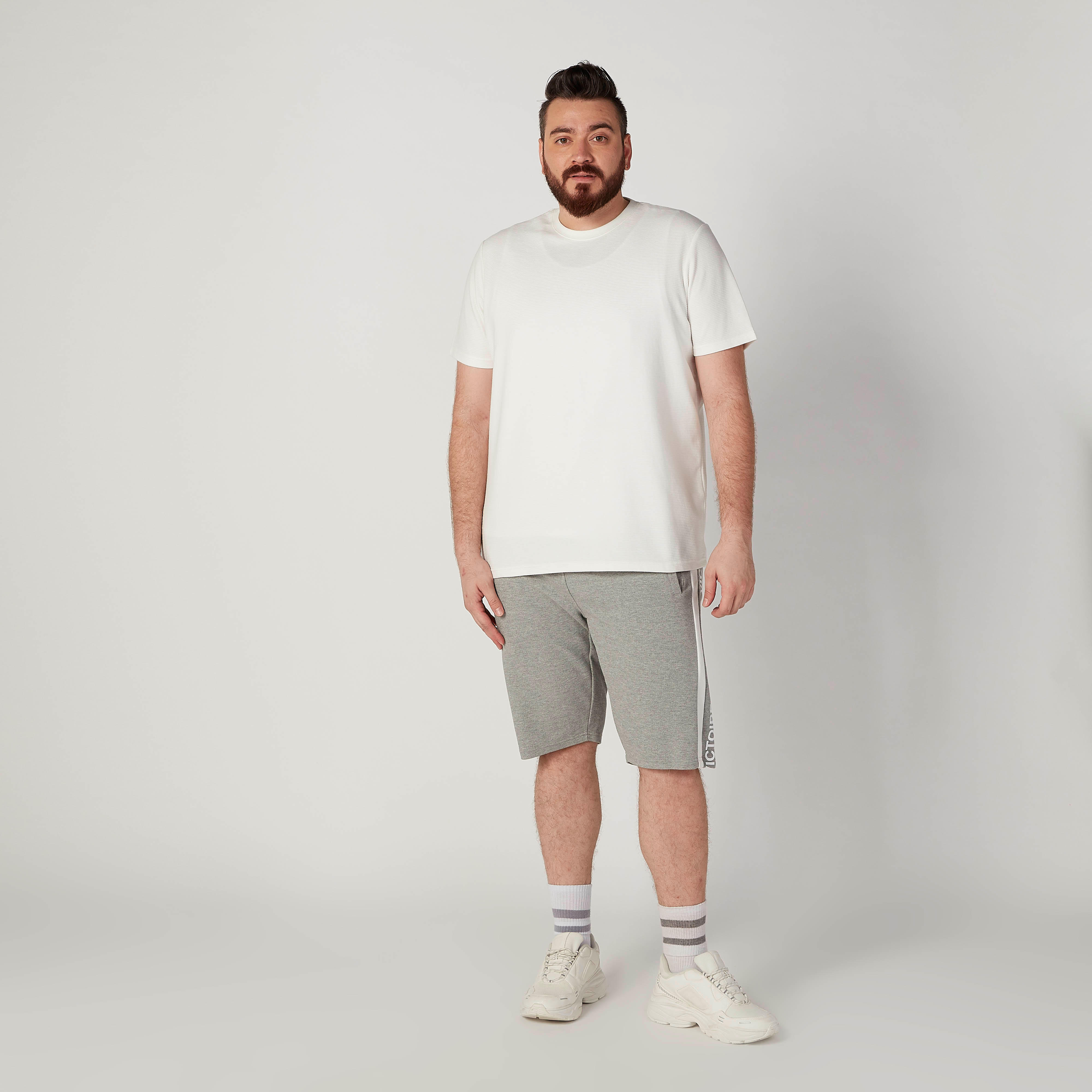 تيشيرت سادة بياقة ضيّقة وأكمام قصيرة-men-clothing-tshirtsandpolos-tshirts-image-2