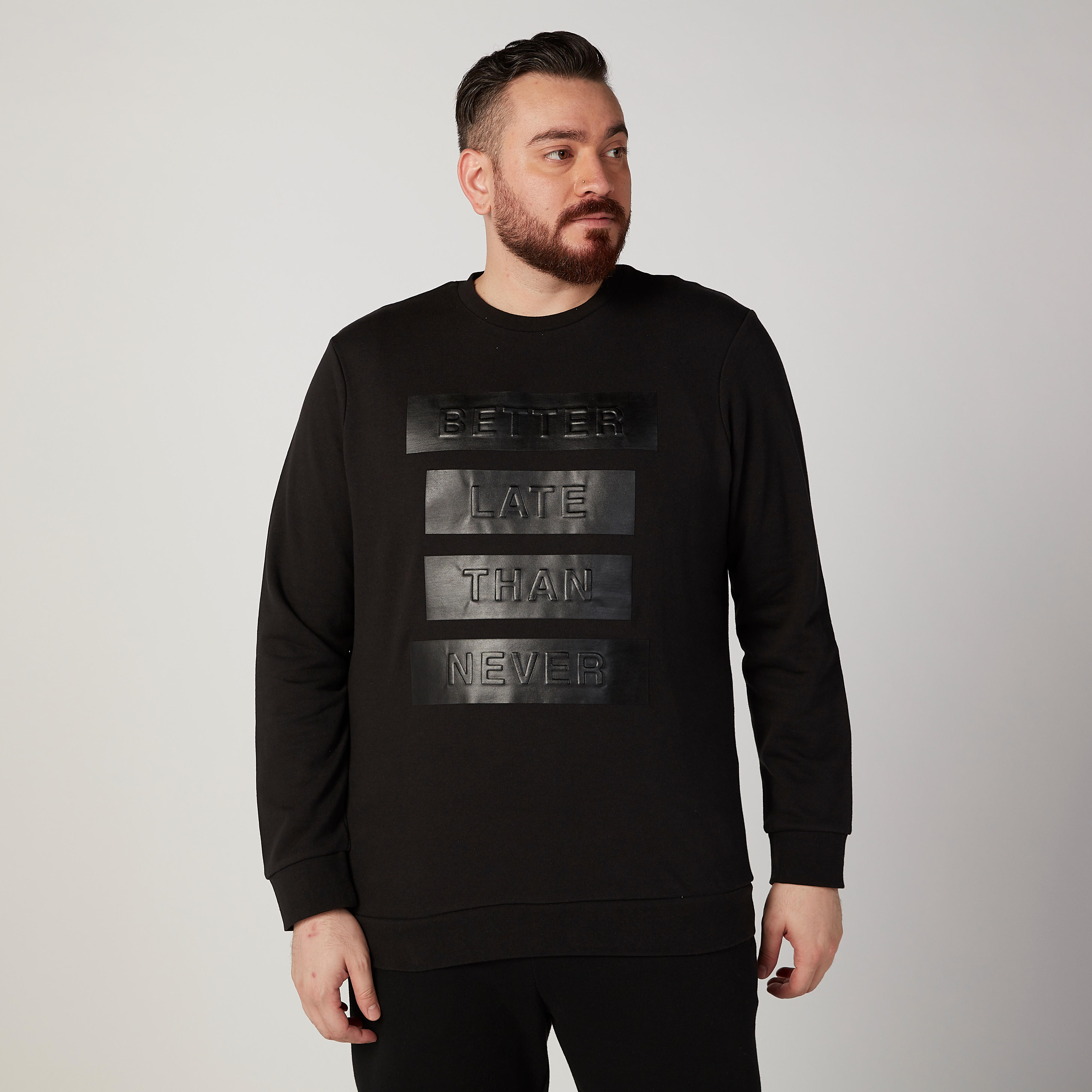 كنزة بياقة ضيّقة وأكمام طويلة وطبعات-men-winterwear-hoodiesandsweatshirts-image-1