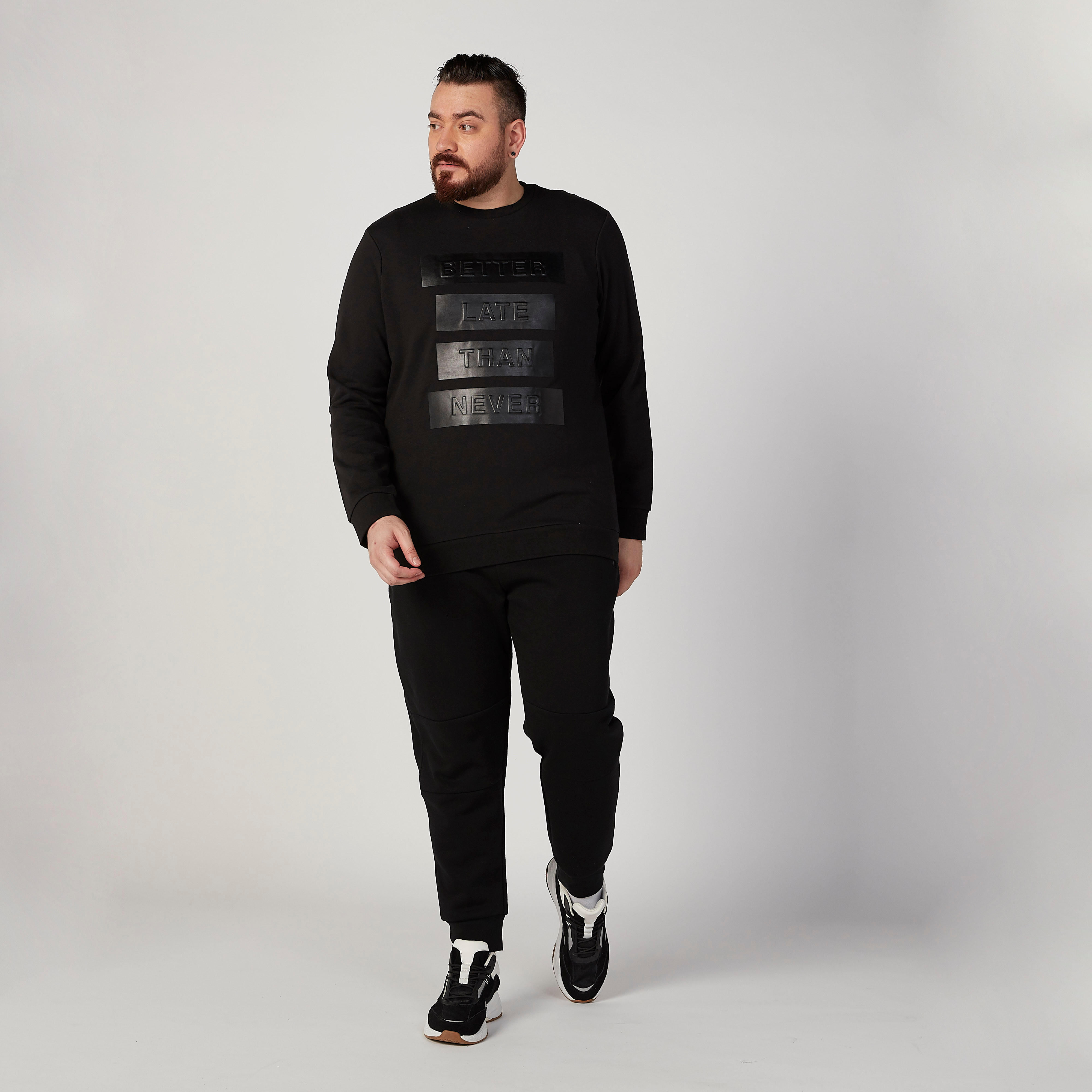 كنزة بياقة ضيّقة وأكمام طويلة وطبعات-men-winterwear-hoodiesandsweatshirts-image-2