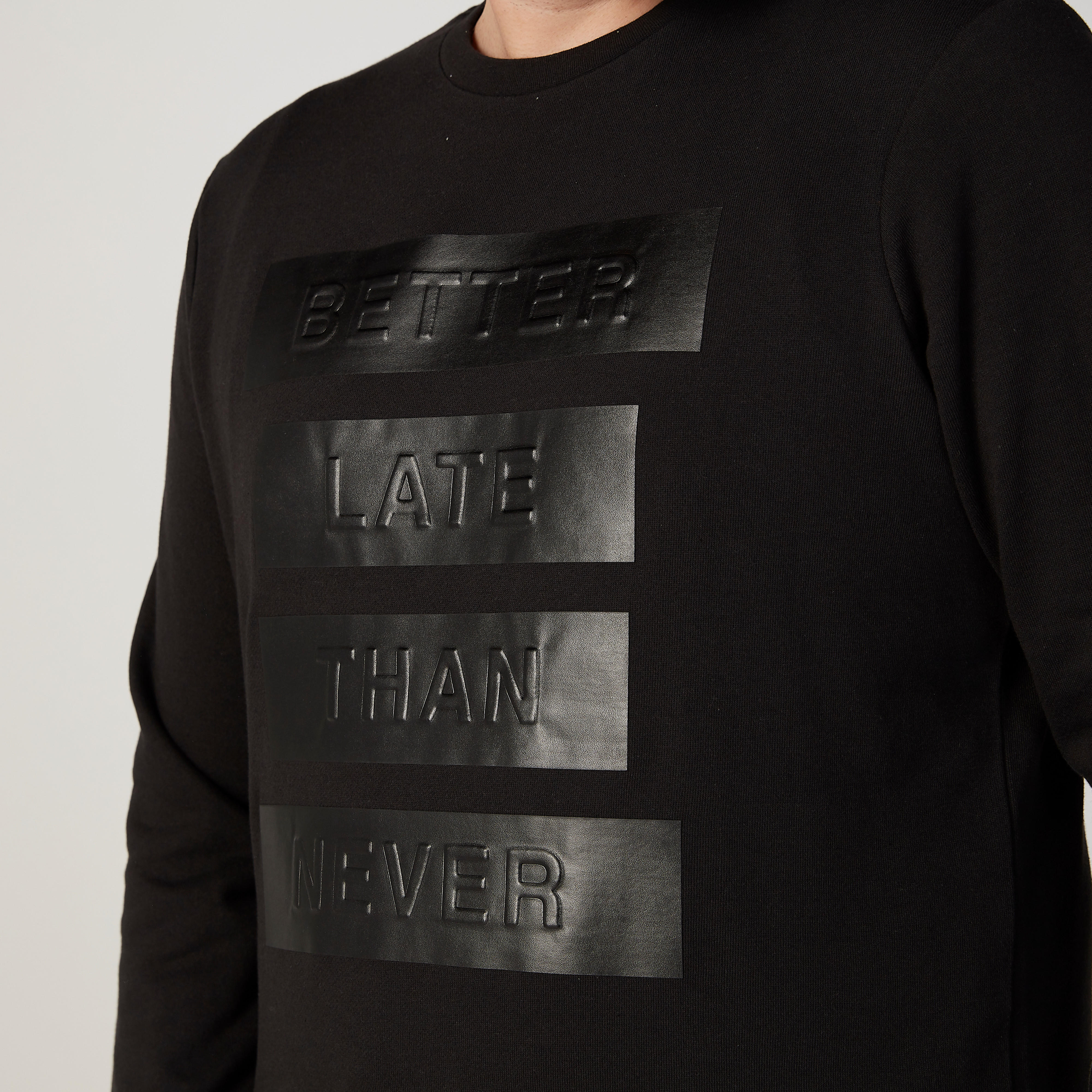 كنزة بياقة ضيّقة وأكمام طويلة وطبعات-men-winterwear-hoodiesandsweatshirts-image-3
