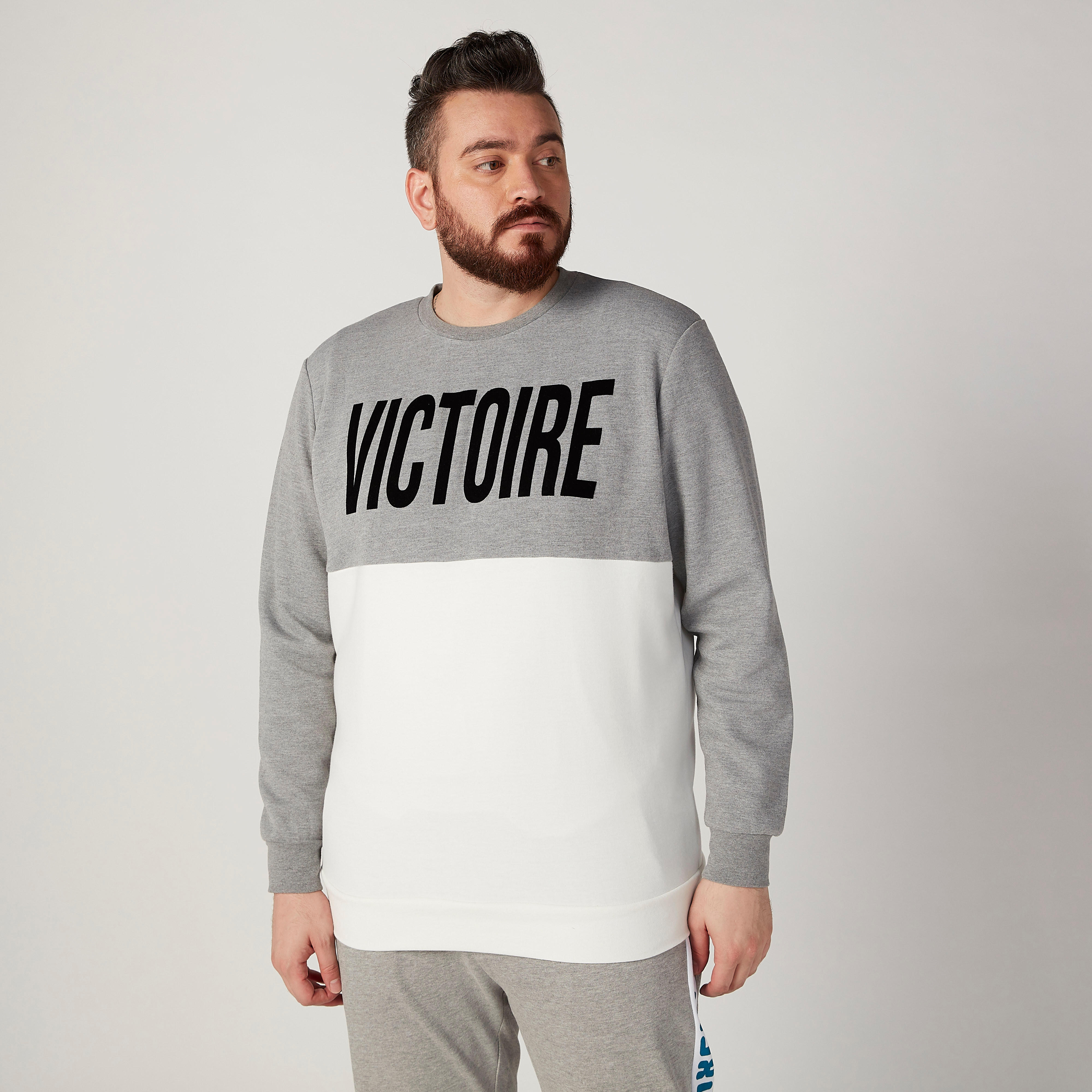 سويت شيرت بياقة مستديرة وأكمام طويلة وطبعات-men-winterwear-hoodiesandsweatshirts-image-4