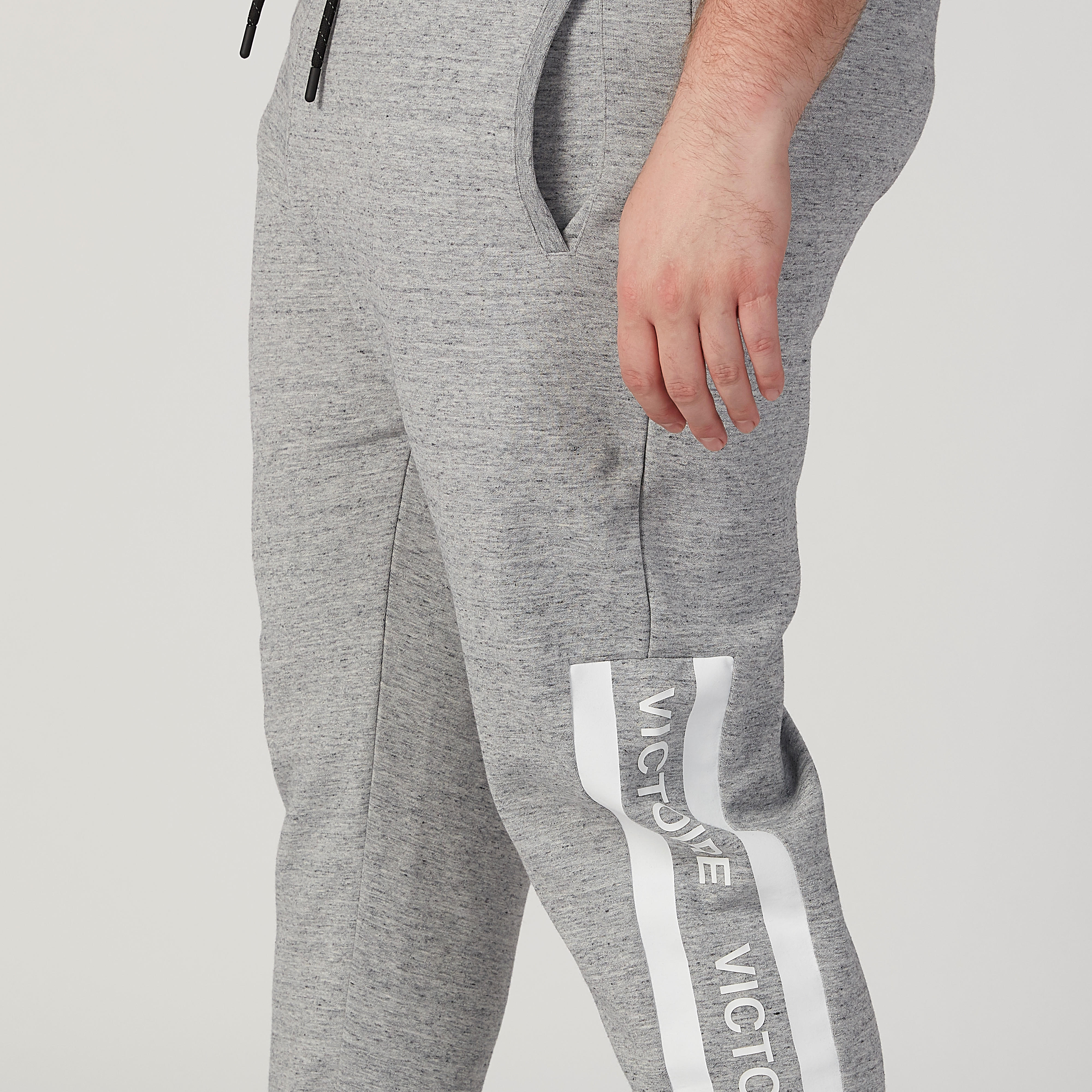 بنطلون رياضي بخصر متوسط الارتفاع وجيوب وطبعات-men-clothing-bottoms-joggers-image-3