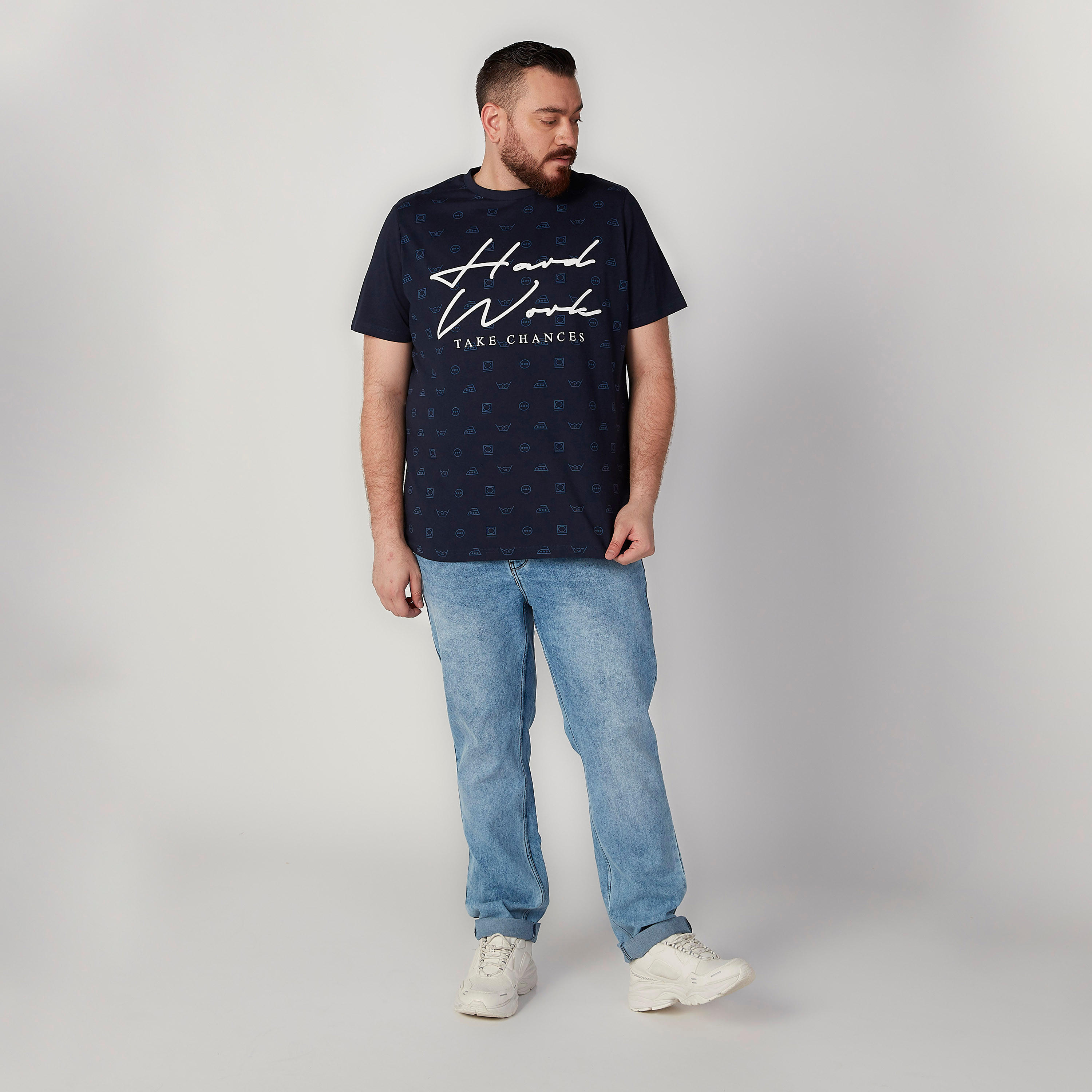 تيشيرت بياقة ضيّقة وأكمام قصيرة وطبعات-men-clothing-tshirtsandpolos-tshirts-image-2