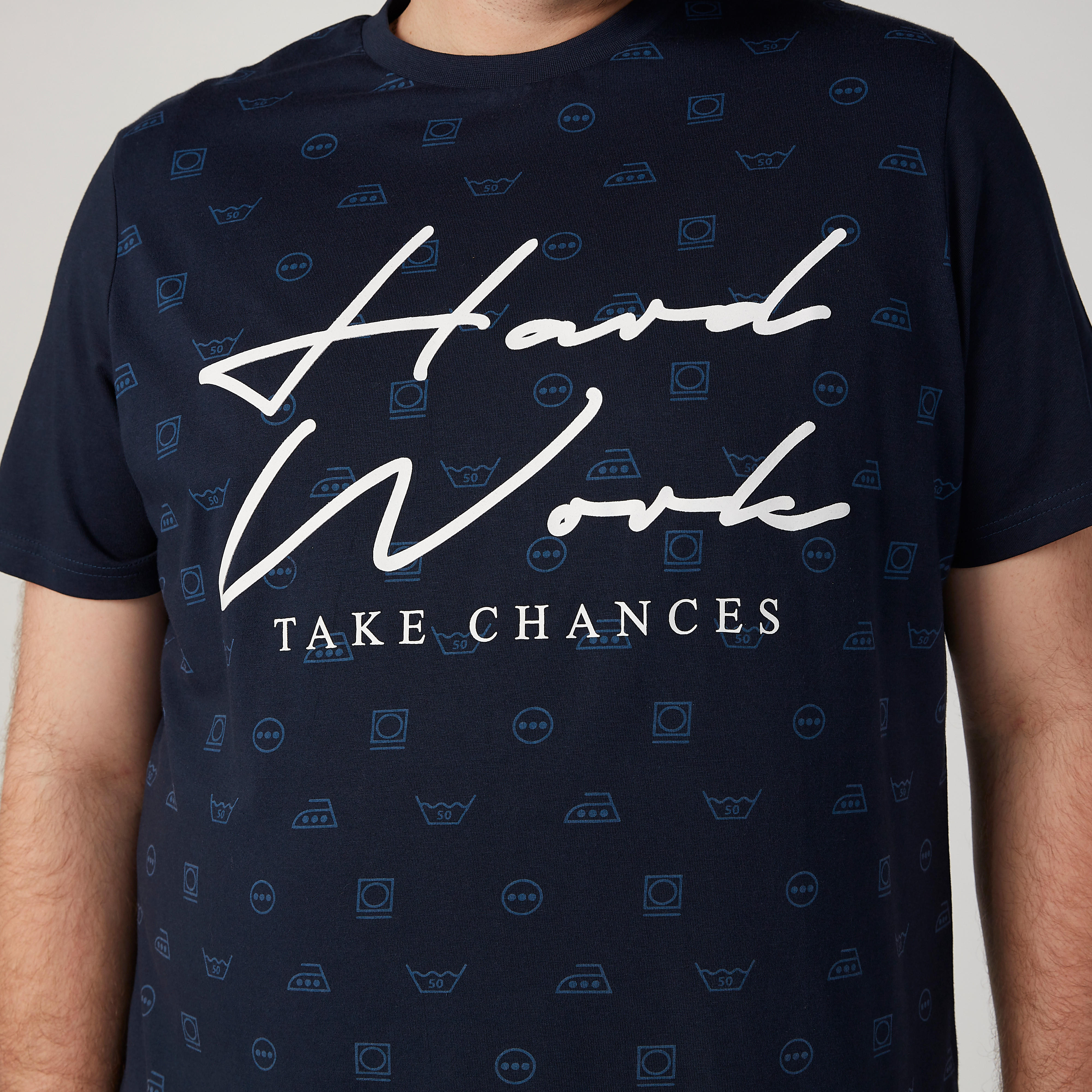 تيشيرت بياقة ضيّقة وأكمام قصيرة وطبعات-men-clothing-tshirtsandpolos-tshirts-image-3