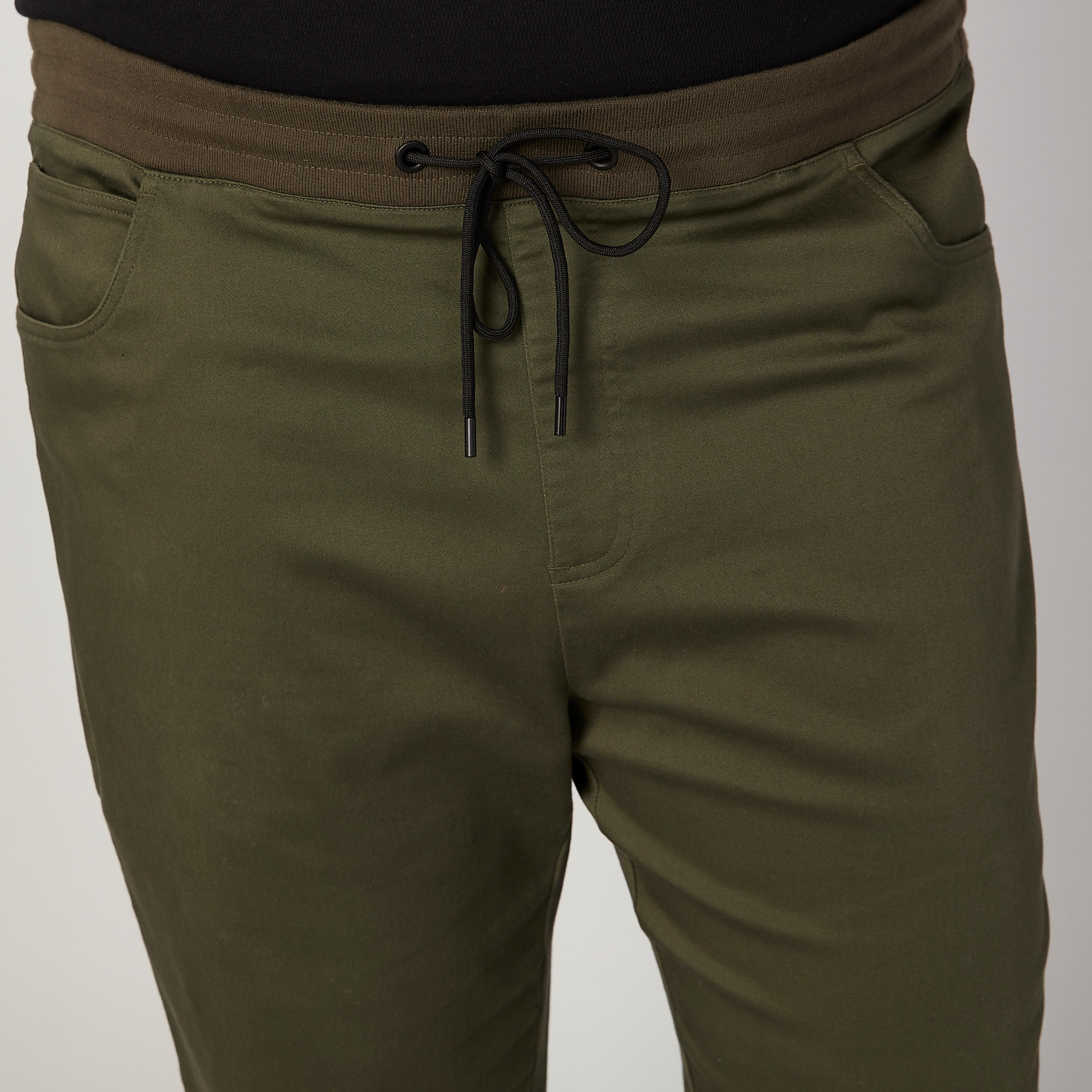 بنطلون سادة بخصر مطّاطي متوسط الارتفاع وجيوب-men-clothing-bottoms-trousersandchinos-trousers-image-3