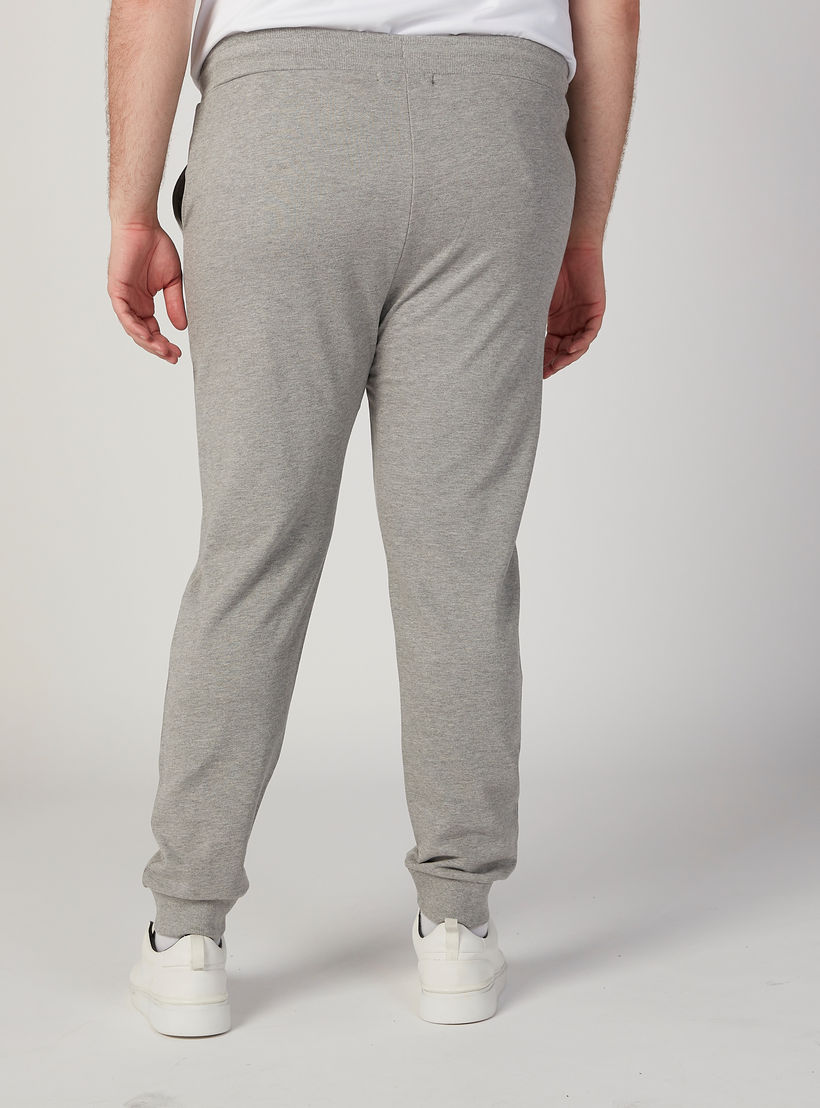 بنطلون رياضي بارز الملمس بخصر متوسط الارتفاع وجيوب-men-clothing-bottoms-joggers-image-4