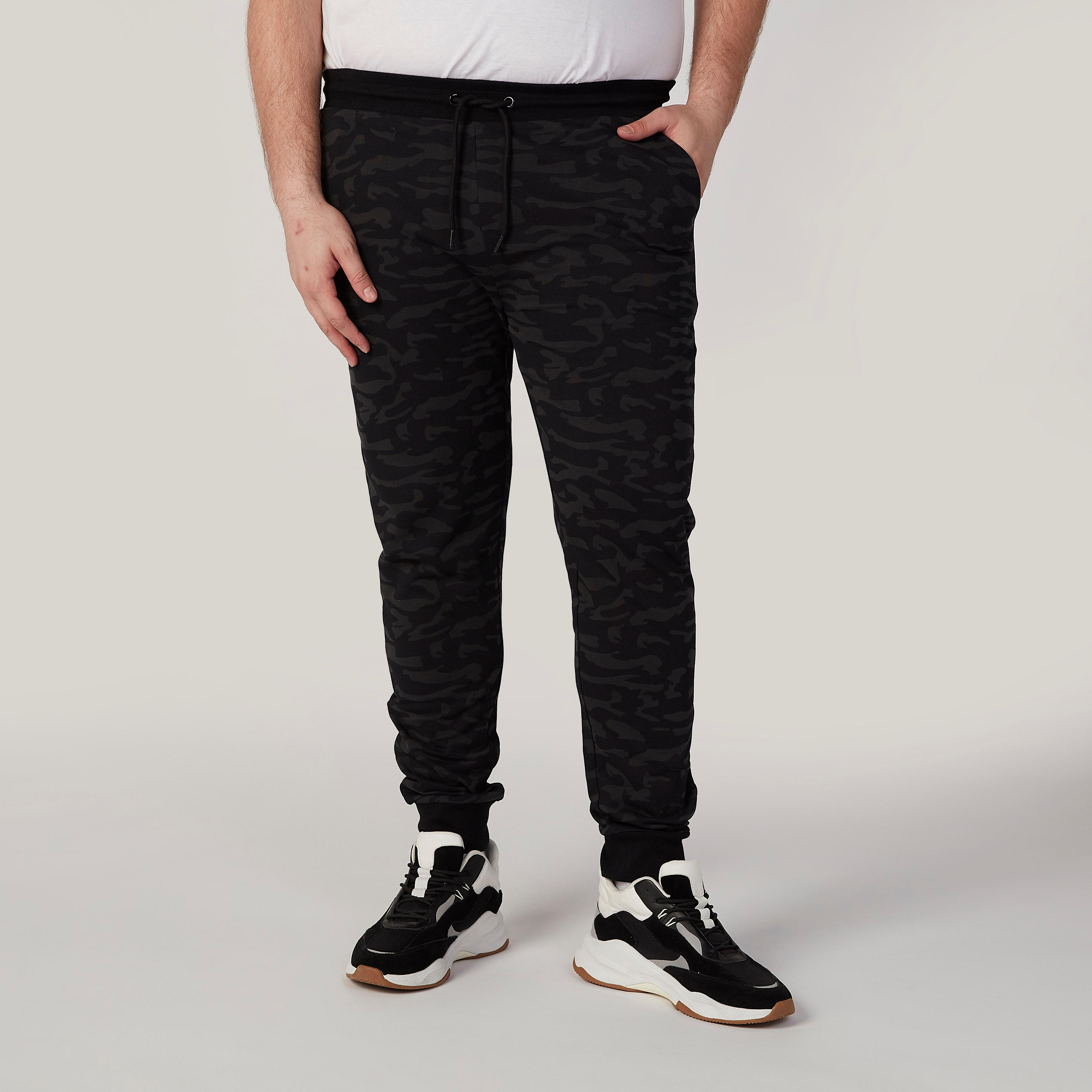 بنطلون رياضي طويل بخصر متوسط الارتفاع بجيوب وطبعات مموهة-men-clothing-bottoms-joggers-image-1
