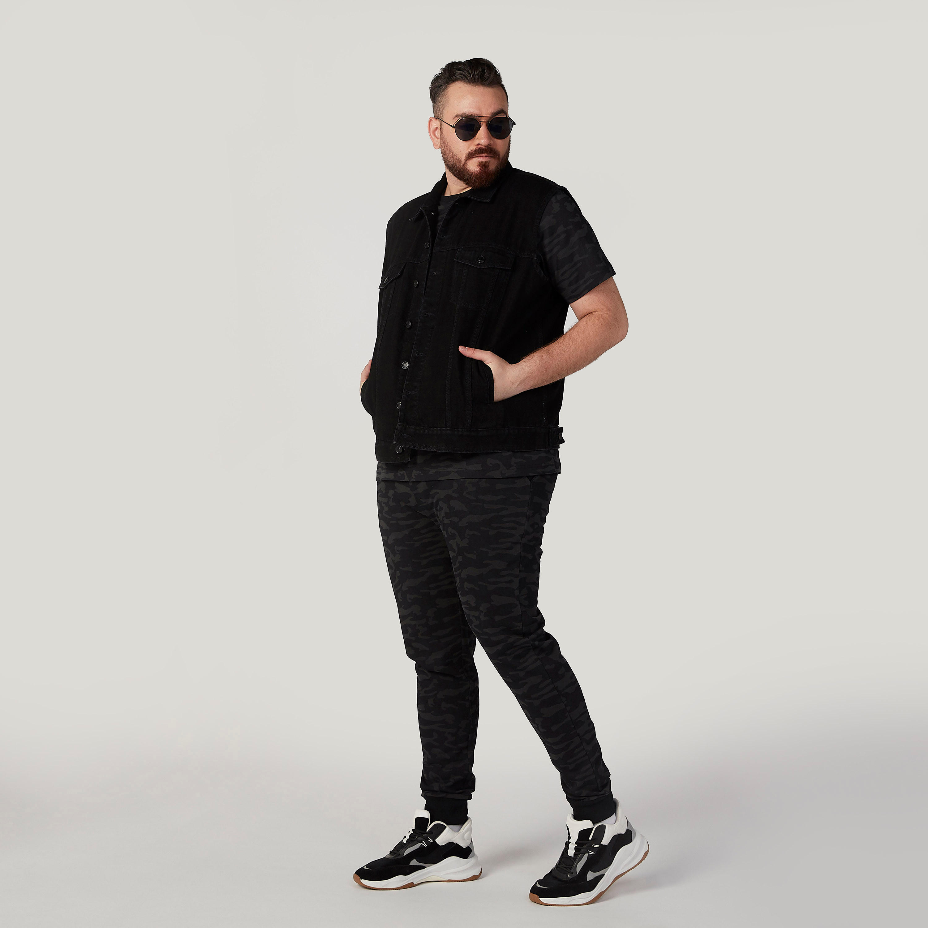 بنطلون رياضي طويل بخصر متوسط الارتفاع بجيوب وطبعات مموهة-men-clothing-bottoms-joggers-image-2