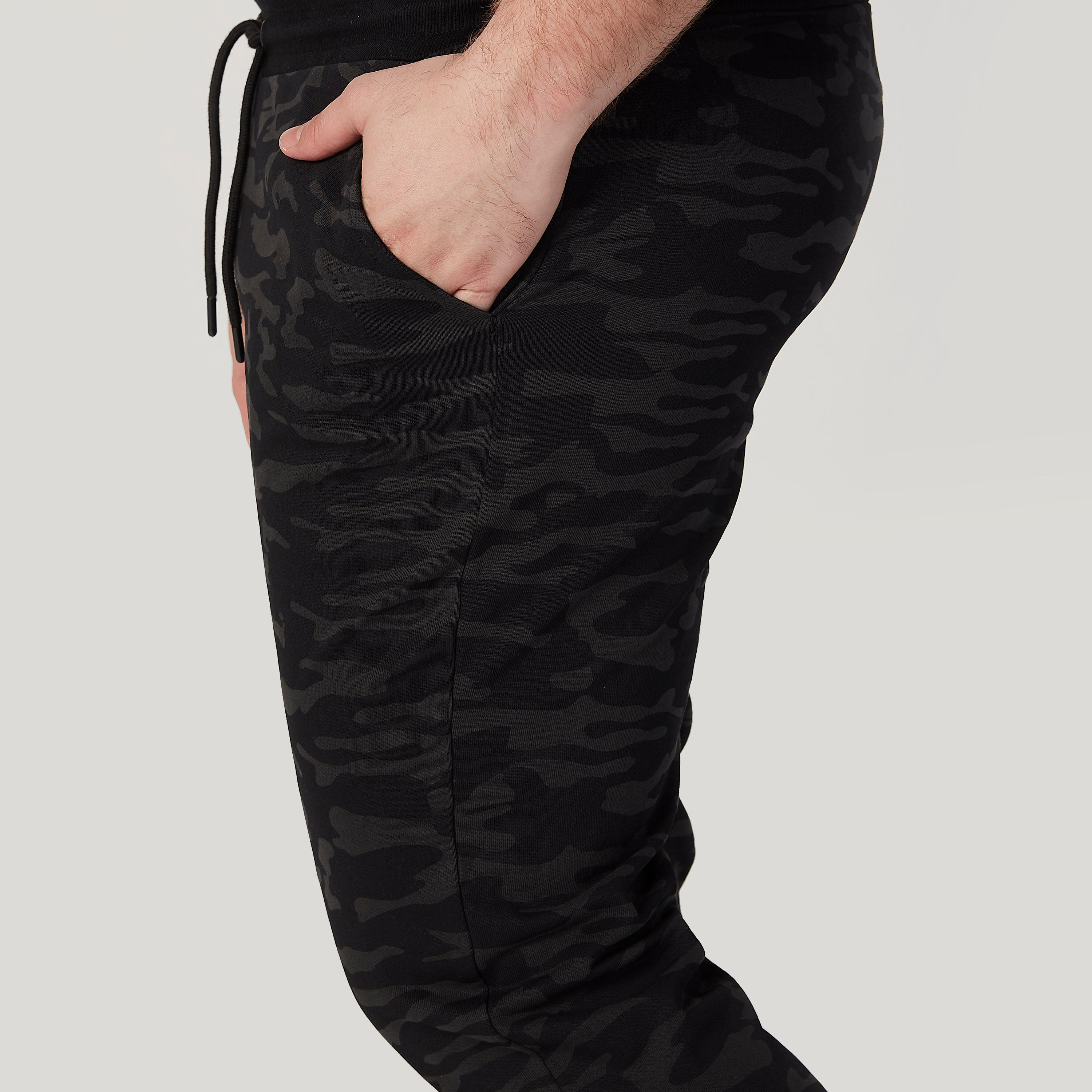 بنطلون رياضي طويل بخصر متوسط الارتفاع بجيوب وطبعات مموهة-men-clothing-bottoms-joggers-image-3
