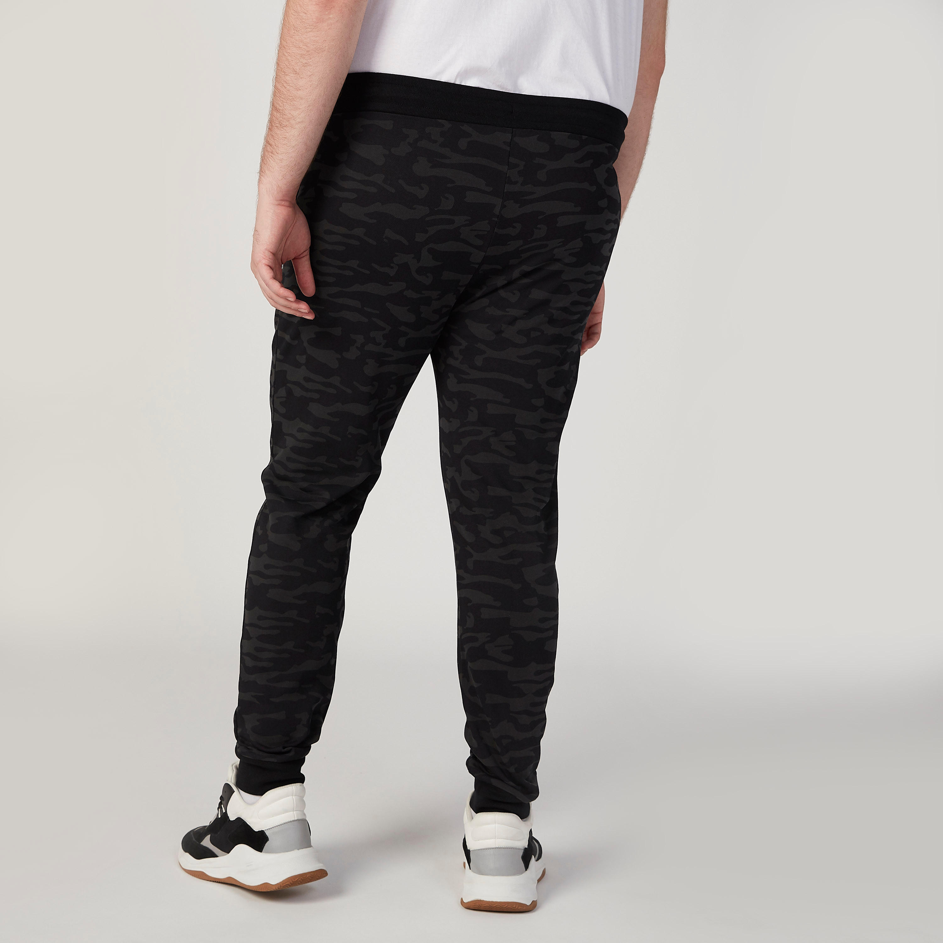 بنطلون رياضي طويل بخصر متوسط الارتفاع بجيوب وطبعات مموهة-men-clothing-bottoms-joggers-image-4